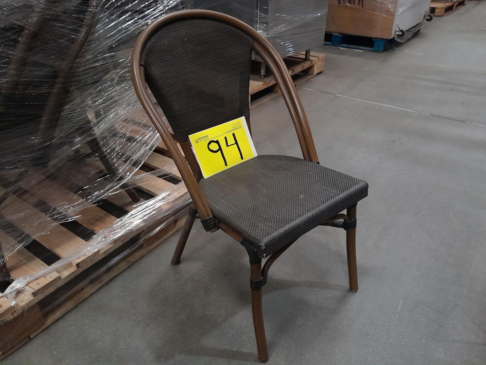 Lote de 12 sillas de ratán, color gris (Equipo usado)