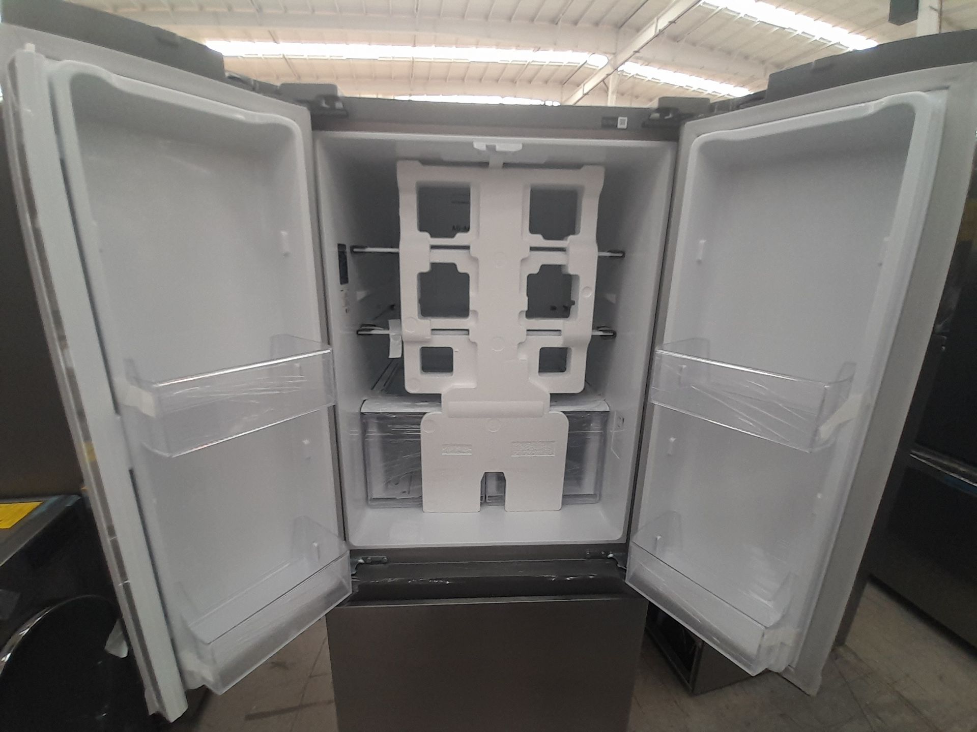 (NUEVO) Lote de 1 Refrigerador Marca SAMSUNG, Modelo RF22A4010S9, Color GRIS. - Image 4 of 5