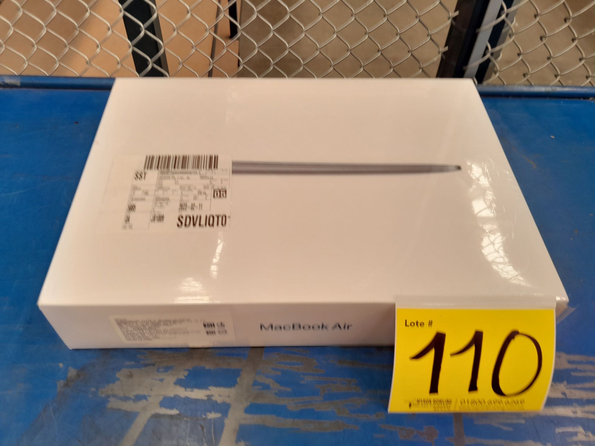 (NUEVO, CON SELLOS ORIGINALES) Lote de 1 Mac Marca APPLE, Modelo MacBook AIR de 13", Serie SK1WFV,