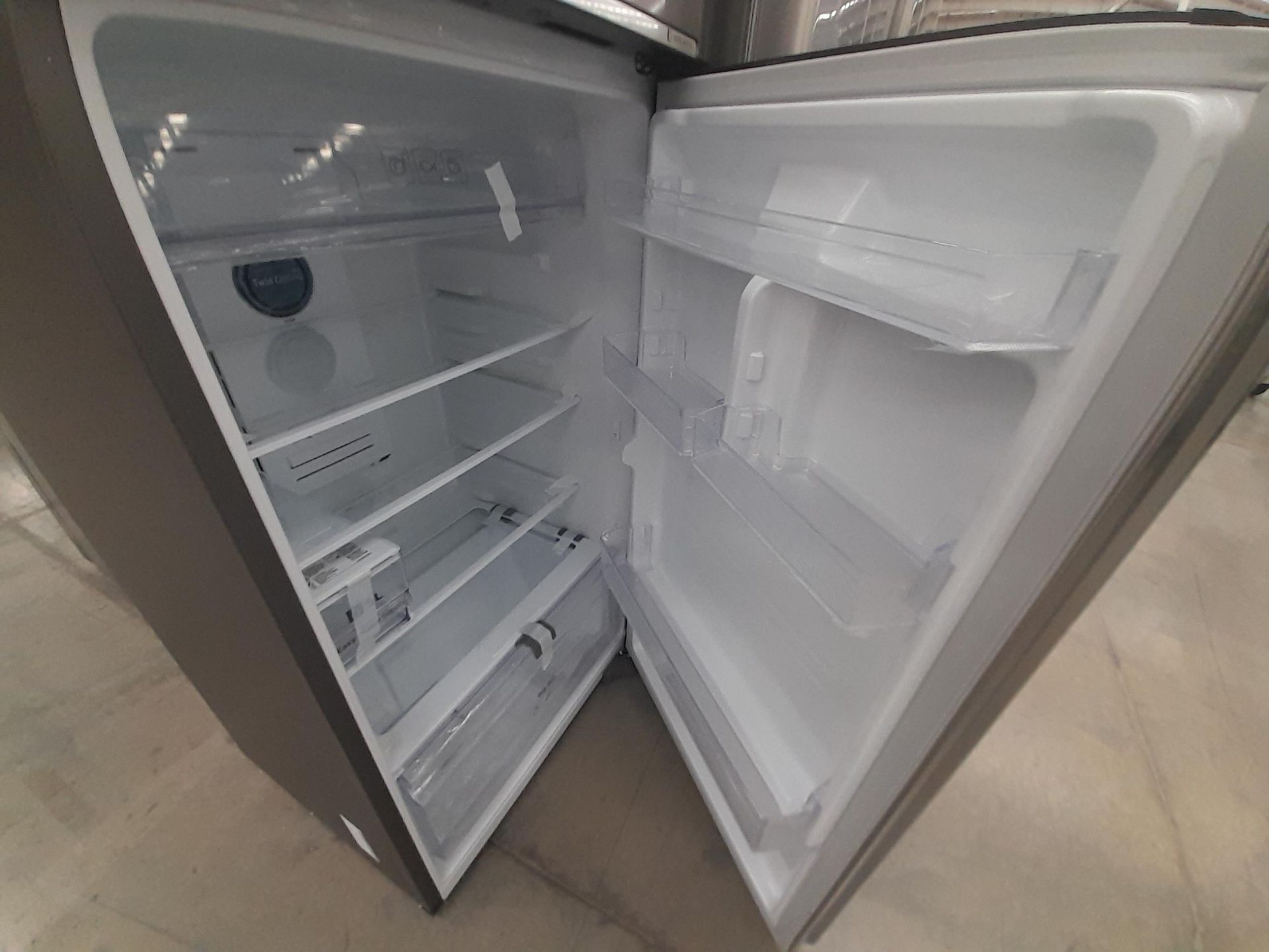 (NUEVO) Lote de 1 Refrigerador con dispensador de agua Marca SAMSUNG, Modelo RT38A5982SL, Serie 002 - Image 5 of 6