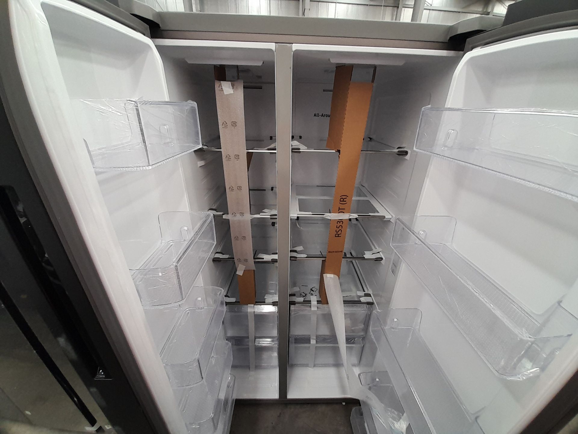 (NUEVO) Lote de 1 Refrigerador Marca SAMSUNG, Modelo RS28CB70NAQL, Color GRIS. - Image 4 of 5