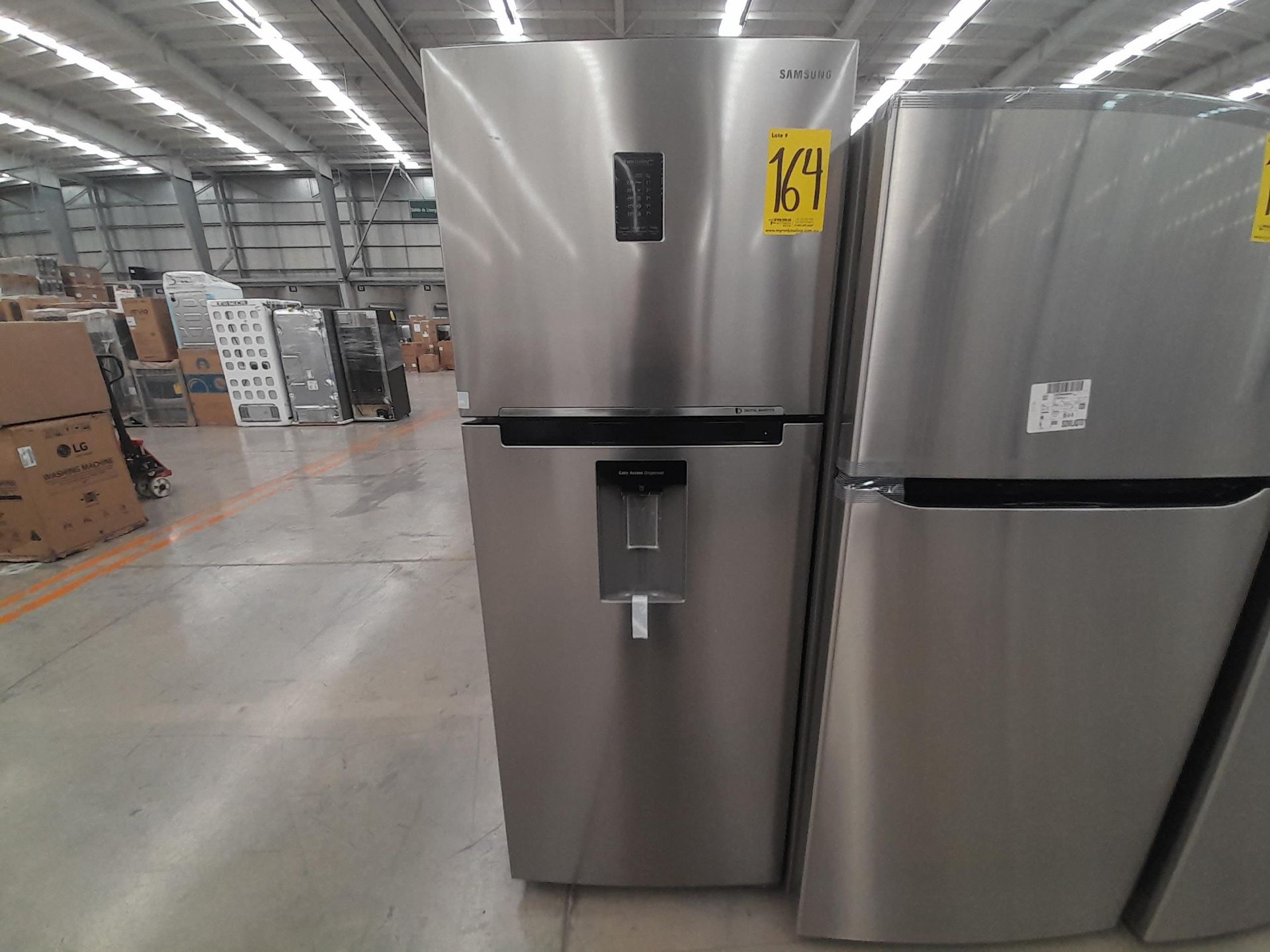 (NUEVO) Lote de 1 Refrigerador con dispensador de agua Marca SAMSUNG, Modelo RT38A5982SL, Serie 002