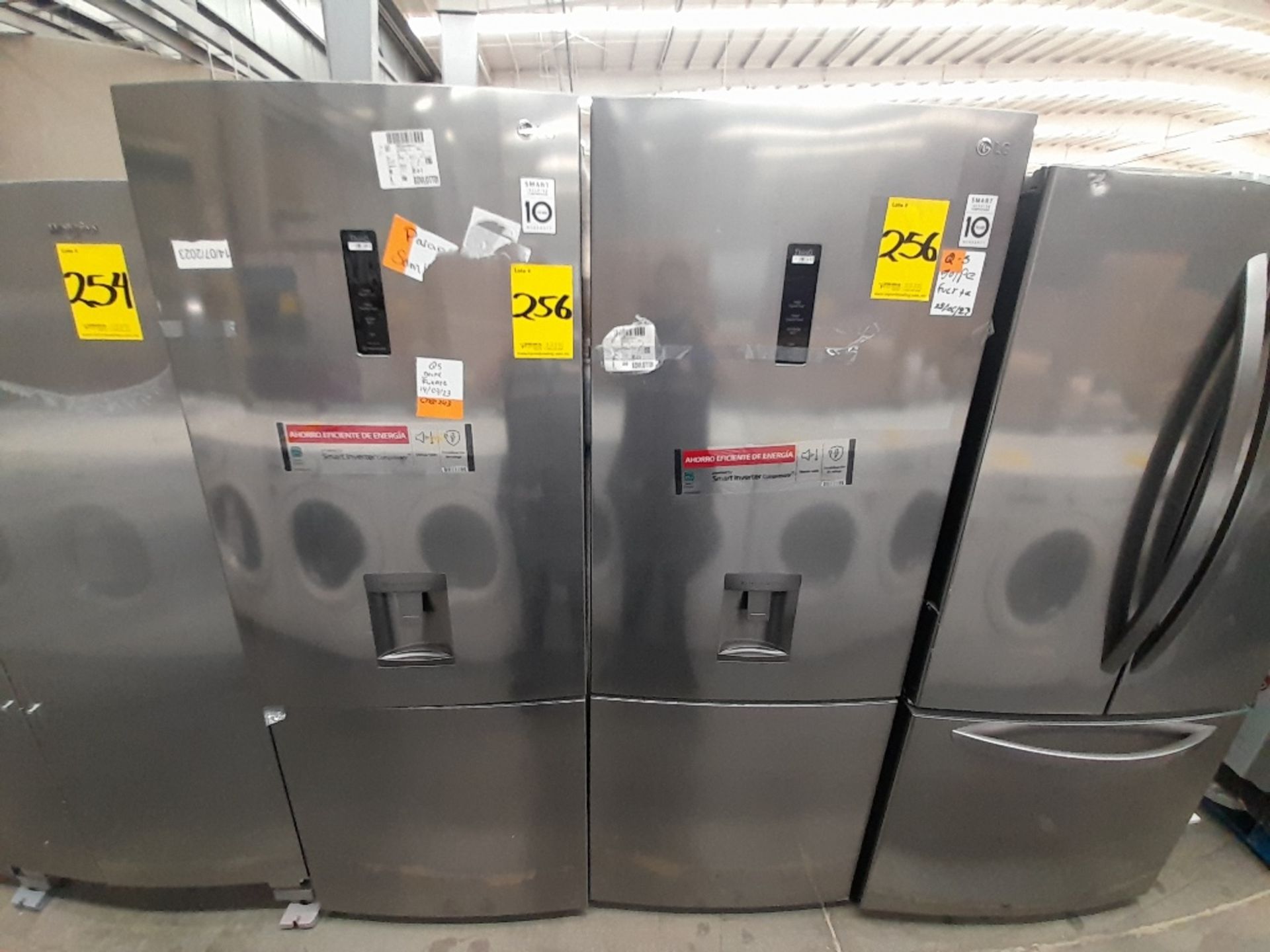 Lote de 2 refrigeradores contiene: 1 refrigerador con dispensador de agua Marca LG, Modelo GB45SPP,