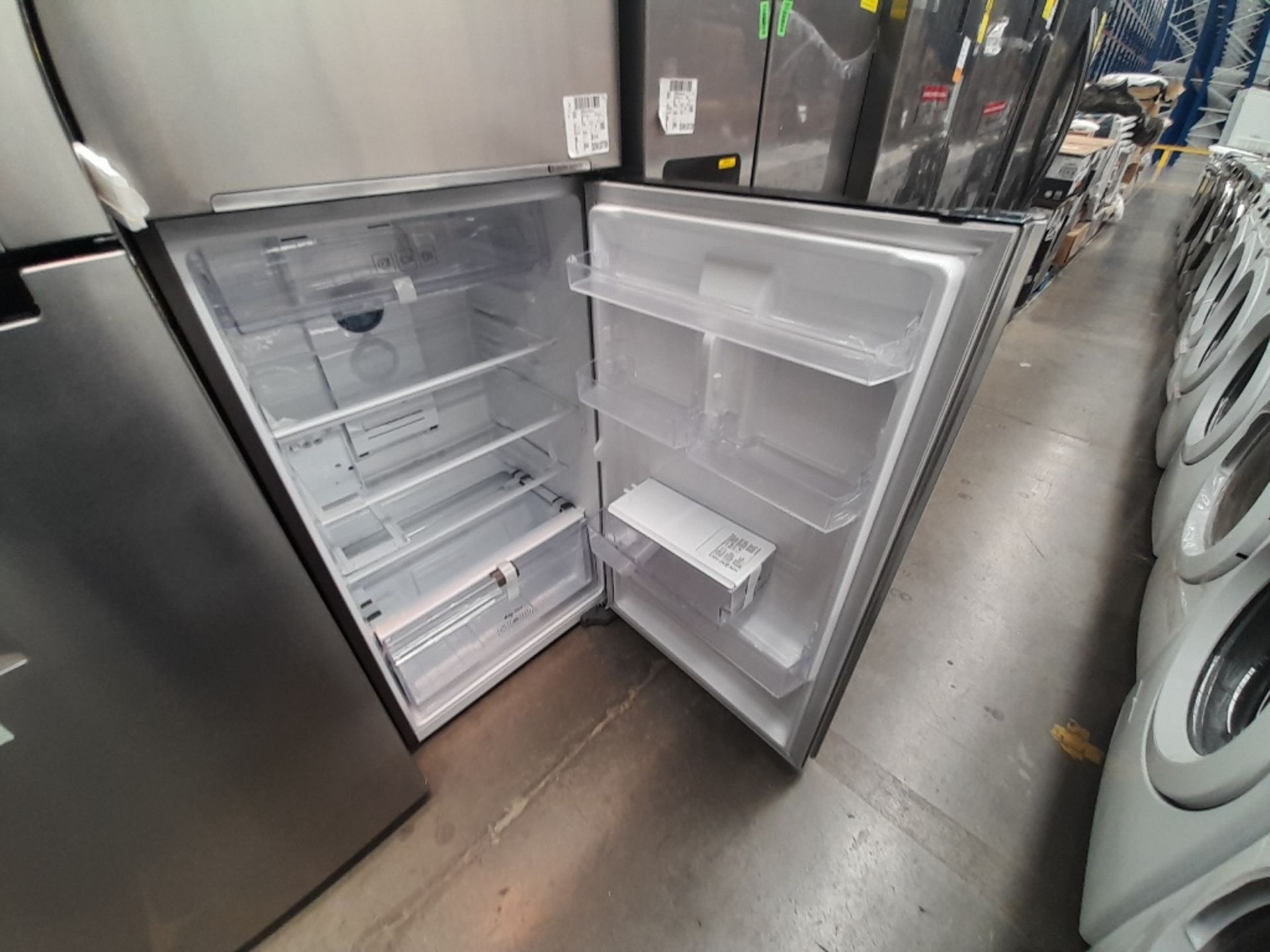 Lote de 2 refrigeradores contiene: 1 refrigerador con dispensador de agua Marca SAMSUNG, Modelo RT3 - Image 7 of 8