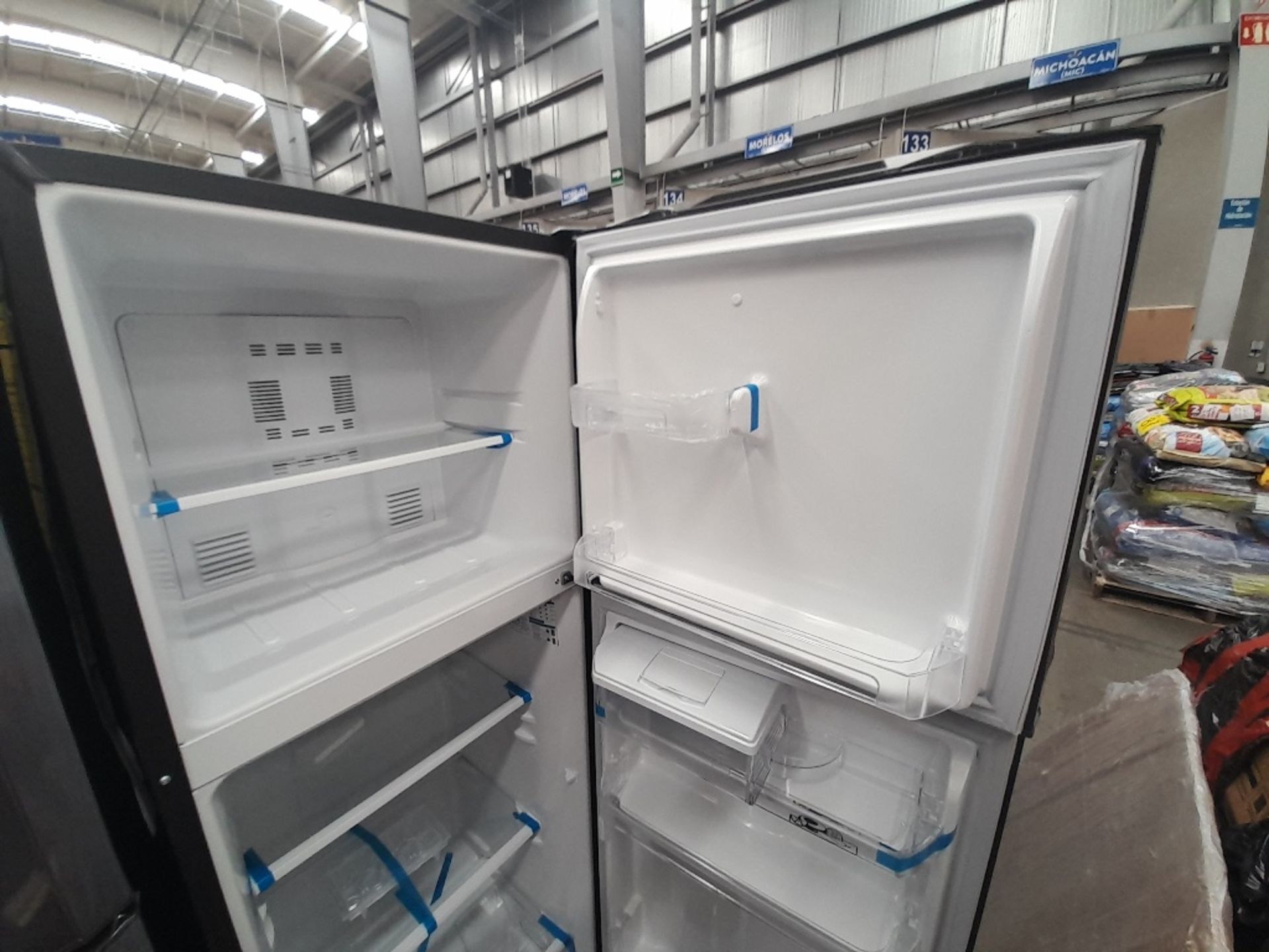 Lote de 2 refrigeradores contiene: 1 refrigerador con dispensador de agua Marca MABE, Modelo RMA300 - Image 4 of 8