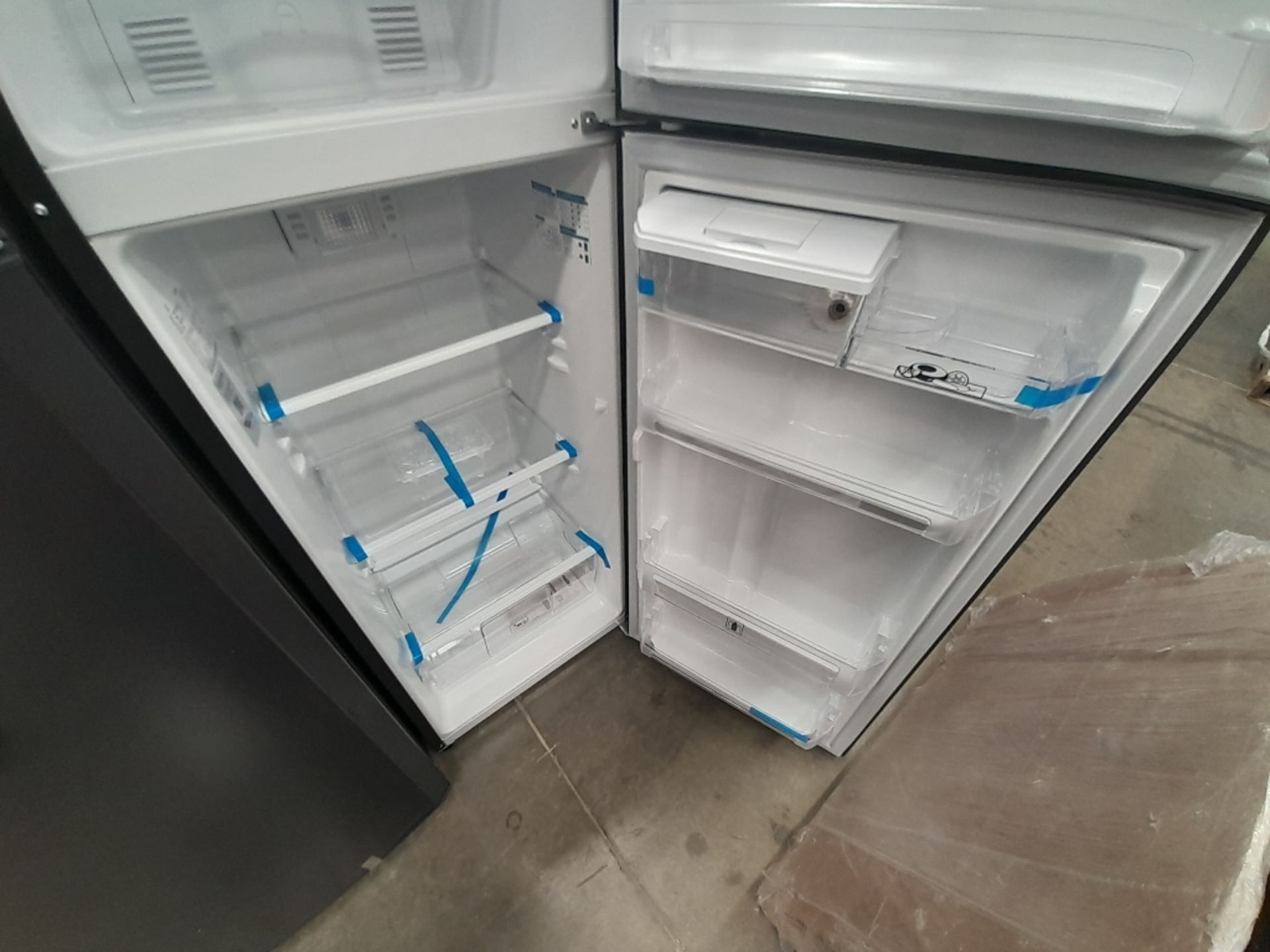Lote de 2 refrigeradores contiene: 1 refrigerador con dispensador de agua Marca MABE, Modelo RMA300 - Image 7 of 8