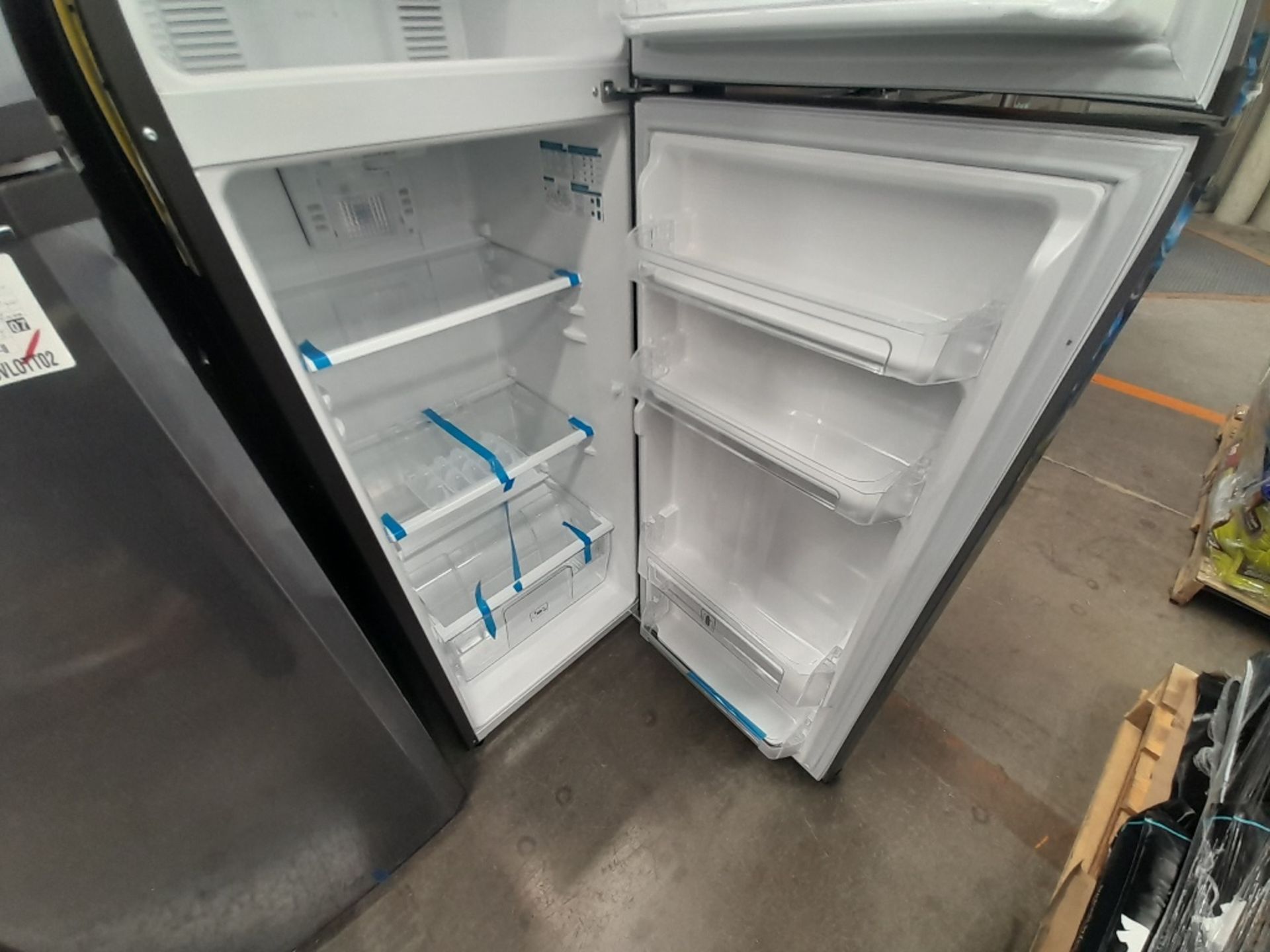 Lote de 2 refrigeradores contiene: 1 refrigerador Marca MABE, Modelo RMA250PVMR, Serie 610425, Colo - Image 7 of 8