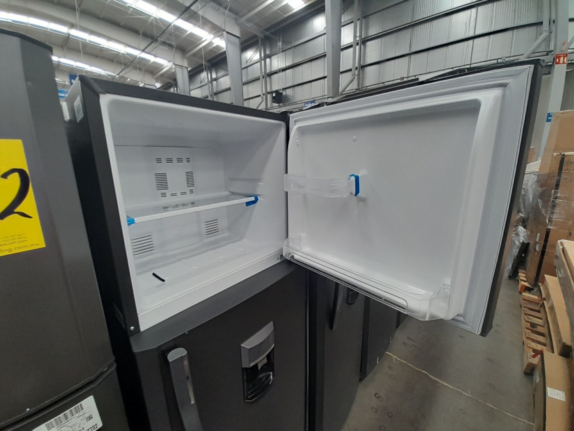 Lote de 2 refrigeradores contiene: 1 refrigerador con dispensador de agua Marca MABE, Modelo RMA300 - Image 4 of 8