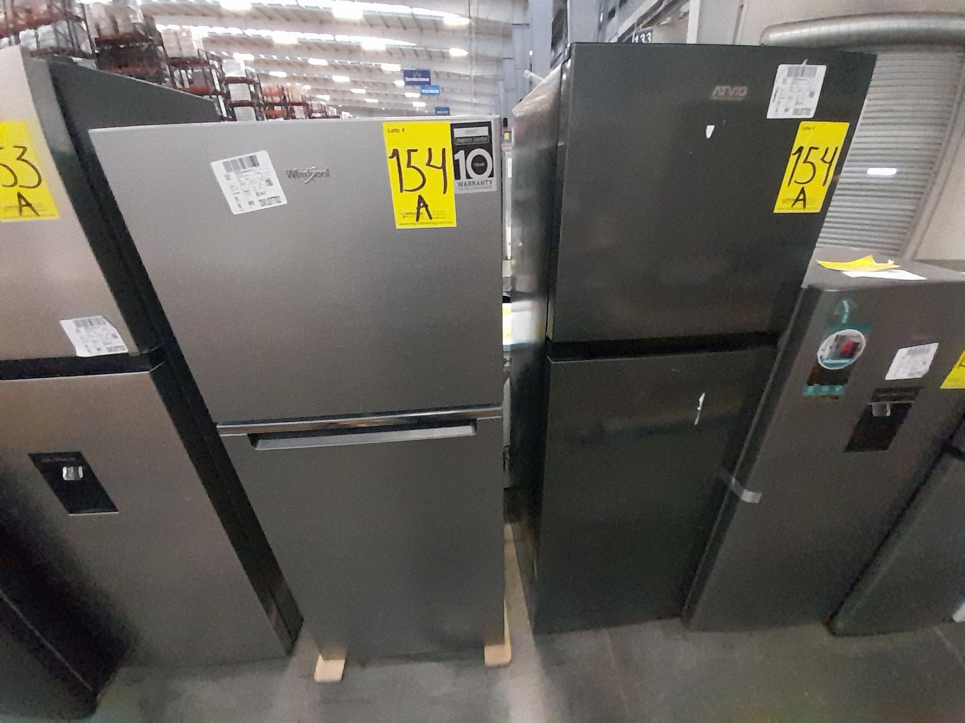 Lote de 2 refrigeradores contiene: 1 refrigerador Marca WHIRPOOL, Modelo WT1230K, Serie ND, Color G