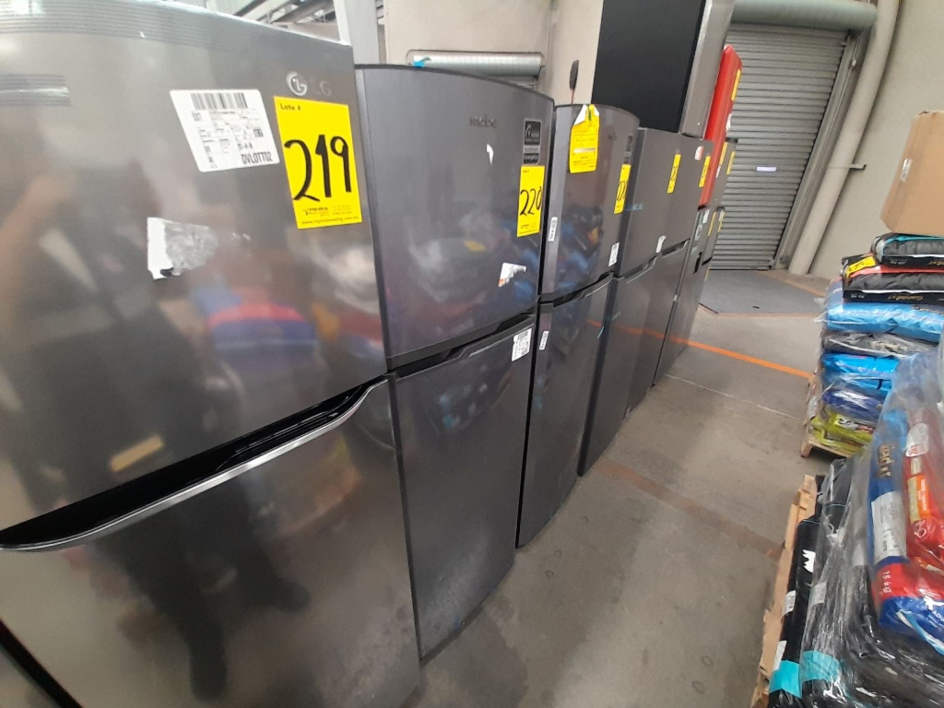 Lote de 2 refrigeradores contiene: 1 refrigerador Marca MABE, Modelo RMA250PVMR, Serie 610425, Colo - Image 2 of 8