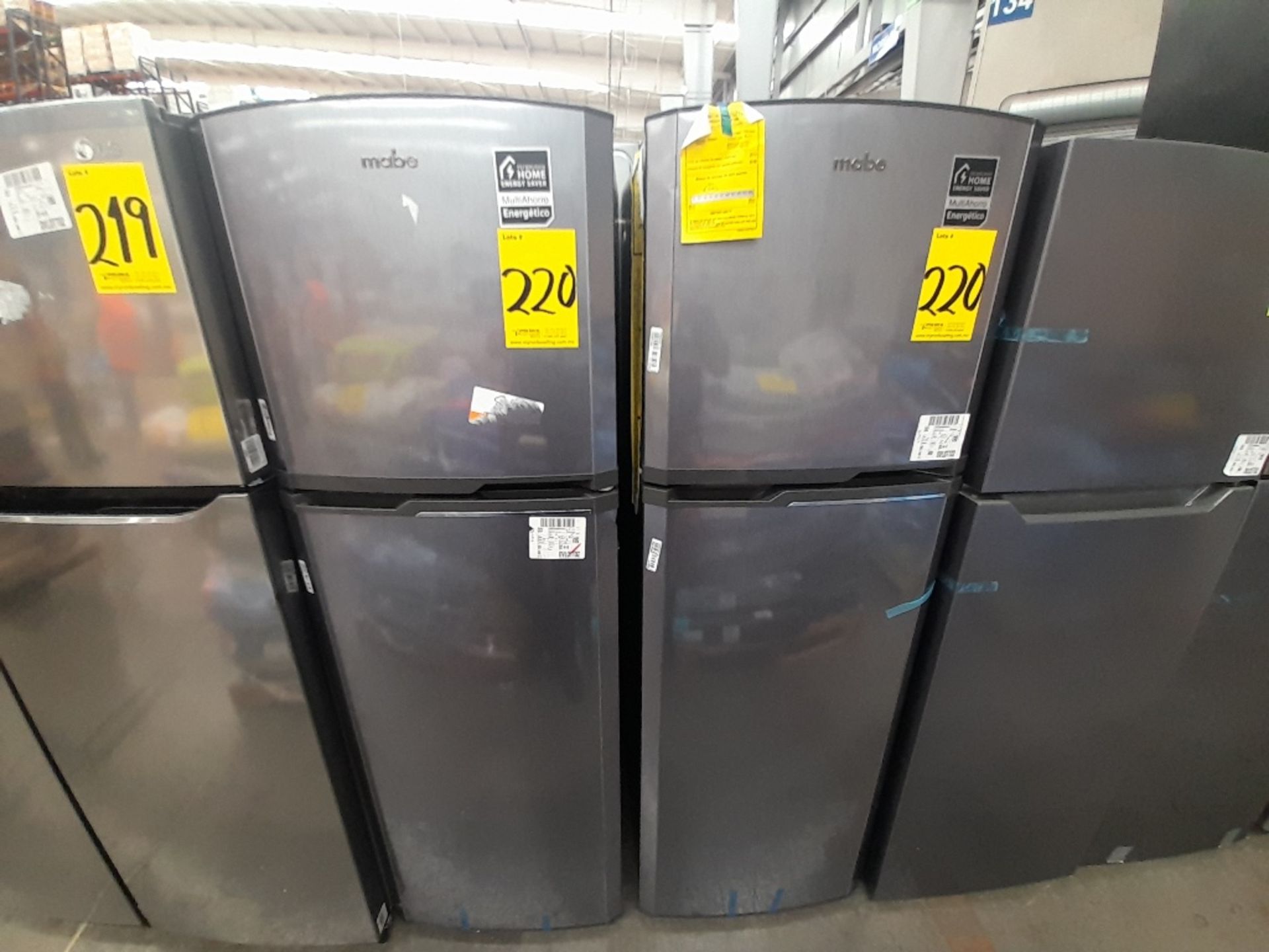 Lote de 2 refrigeradores contiene: 1 refrigerador Marca MABE, Modelo RMA250PVMR, Serie 610425, Colo