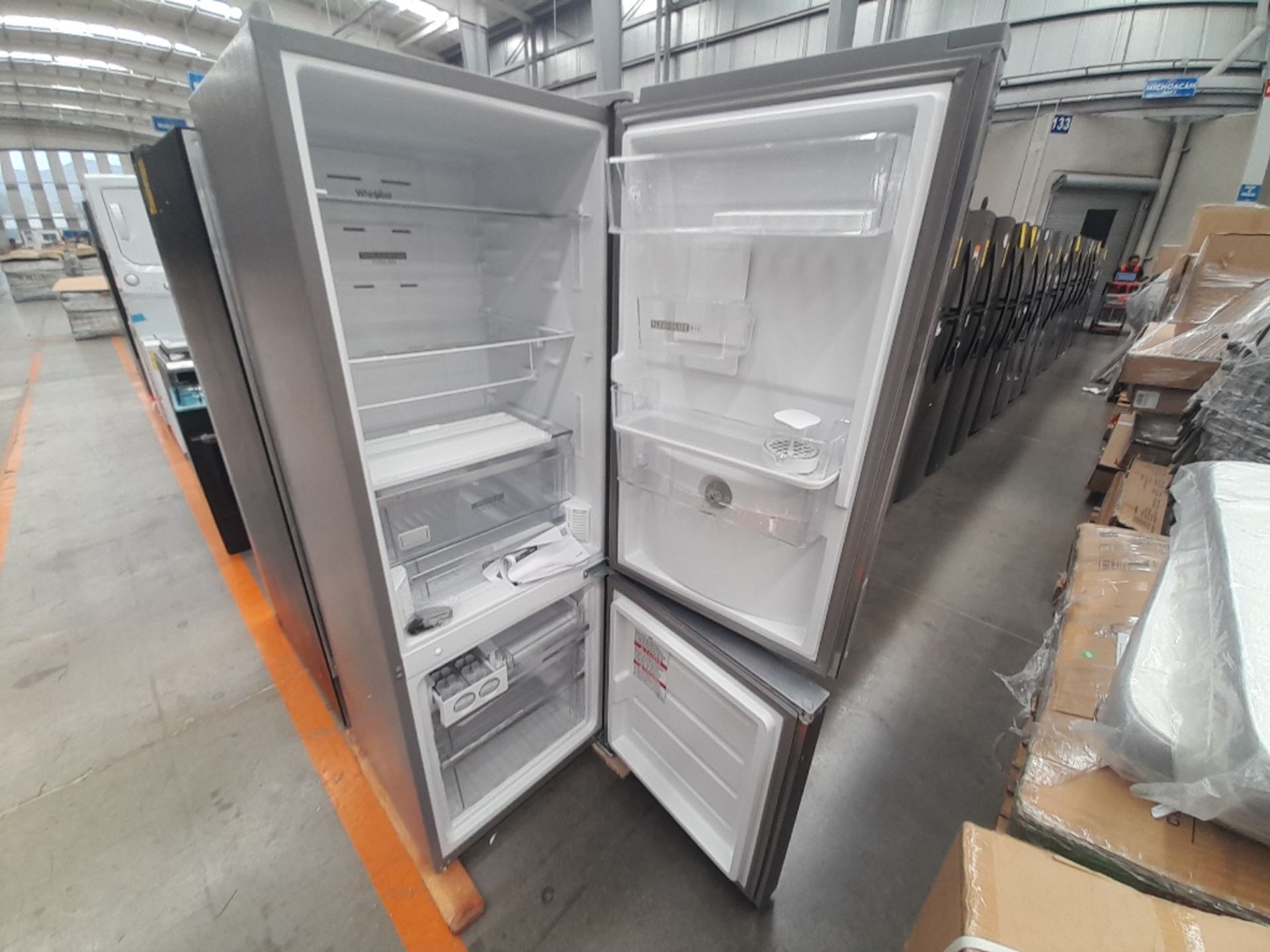 Lote de 2 refrigeradores contiene: 1 refrigerador con dispensador de agua Marca WHIRPOOL, Modelo WB - Image 4 of 6