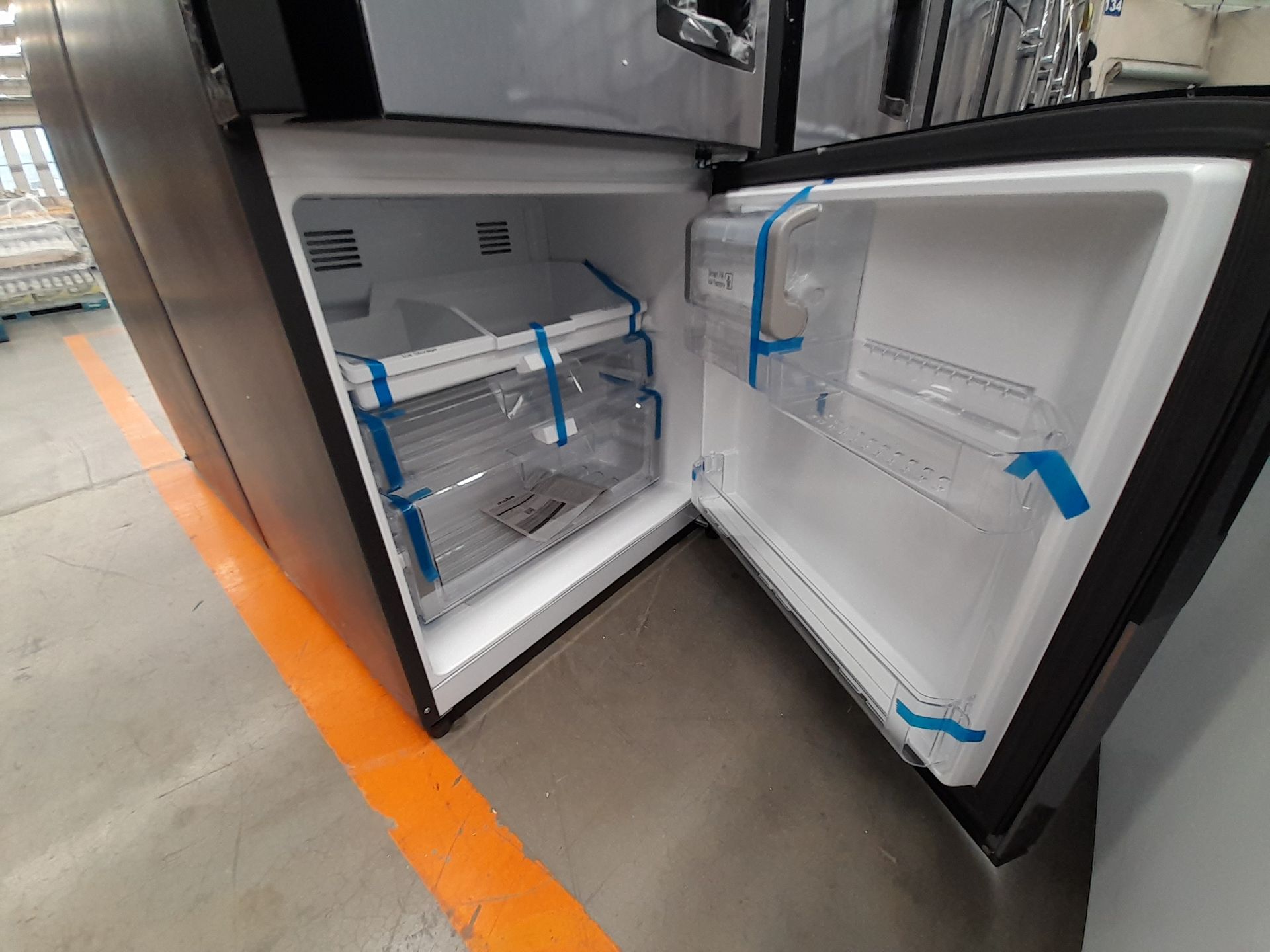 Lote de 2 refrigeradores contiene: 1 refrigerador con dispensador de agua Marca MABE, Modelo RMB520 - Image 8 of 9