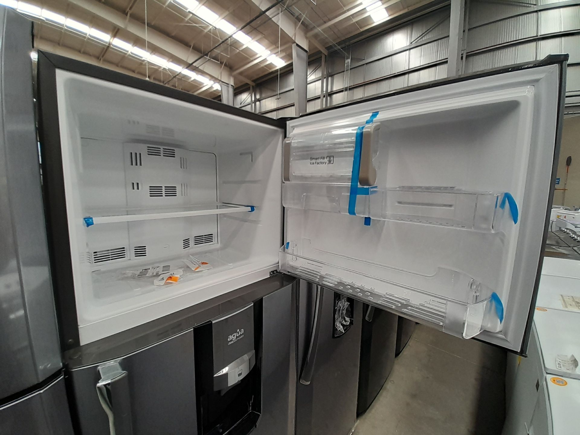Lote de 2 refrigeradores contiene: 1 refrigerador con dispensador de agua Marca MABE, Modelo RMT400 - Image 4 of 8