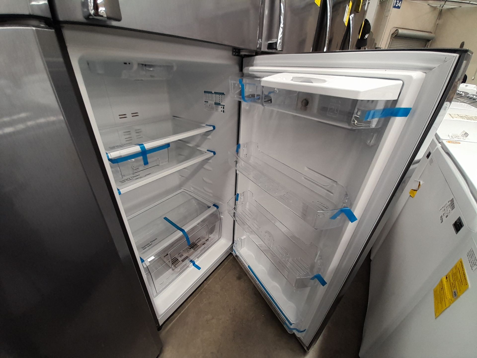 Lote de 2 refrigeradores contiene: 1 refrigerador con dispensador de agua Marca MABE, Modelo RMT400 - Image 5 of 8