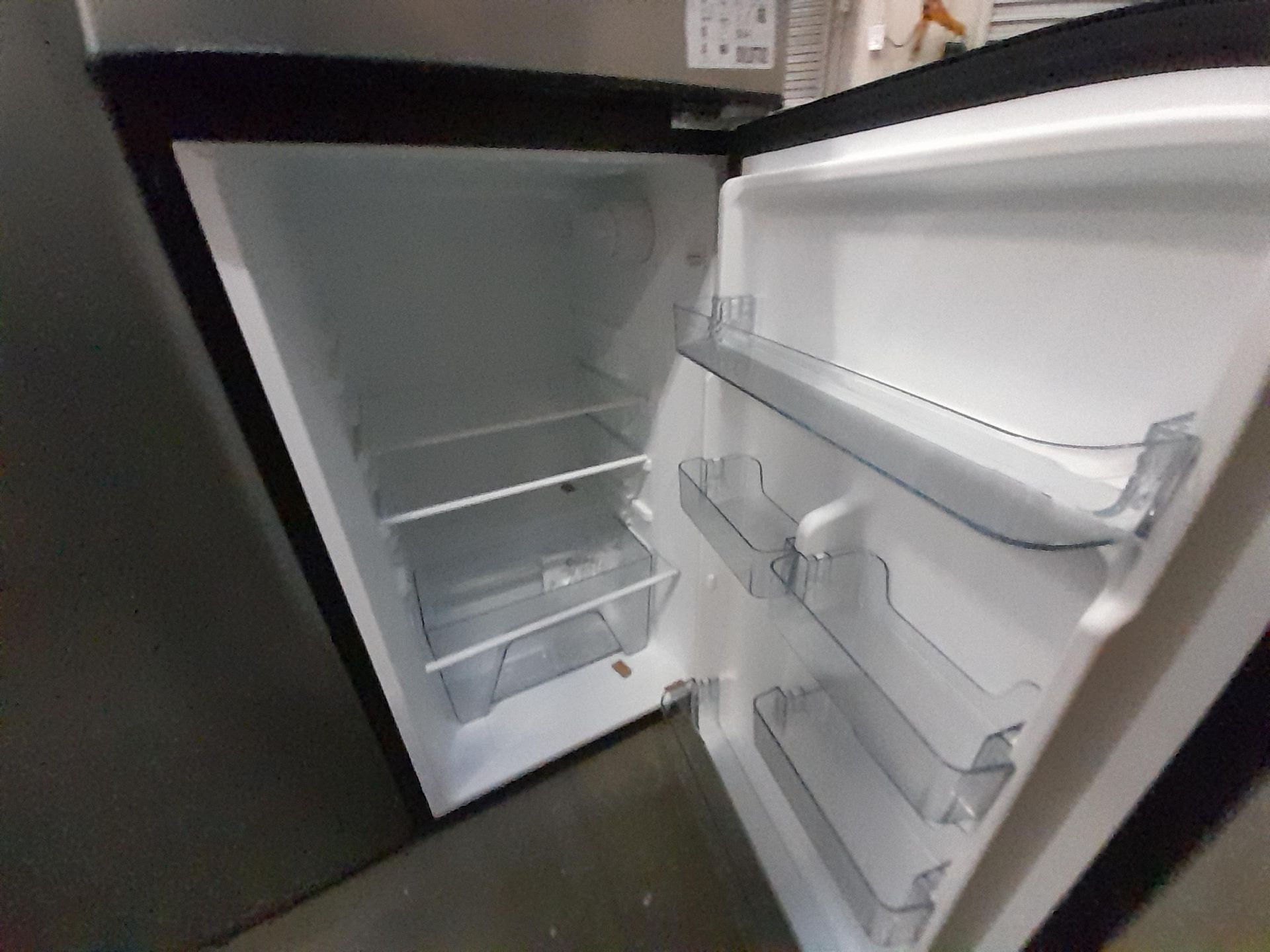 Lote de 3 refrigeradores contiene: 1 refrigerador Marca GALANZ, Modelo GLR55TS1, Serie ND, Color GR - Image 5 of 7