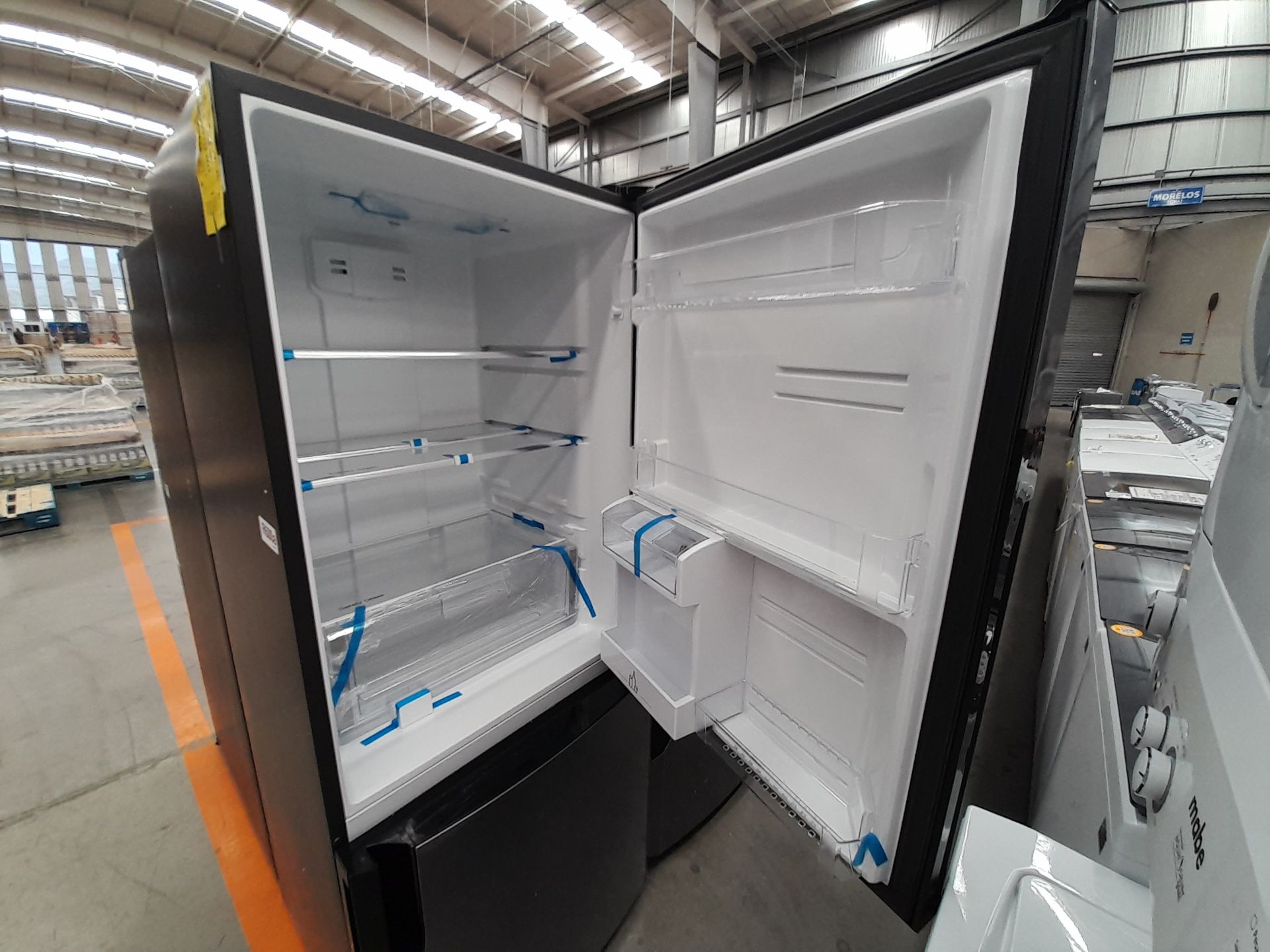 Lote de 2 refrigeradores contiene: 1 refrigerador con dispensador de agua Marca MABE, Modelo RMB520 - Image 7 of 9