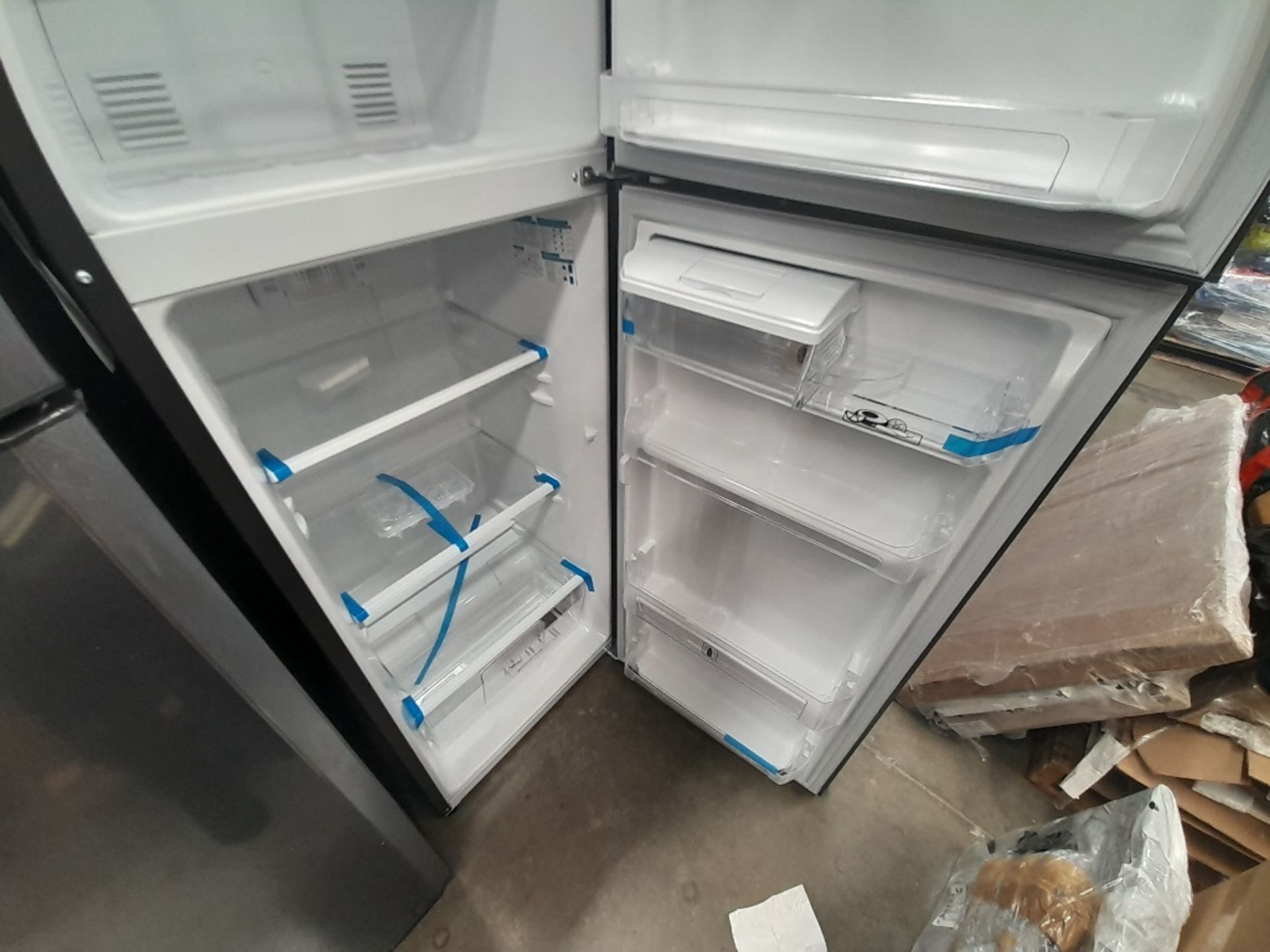 Lote de 2 refrigeradores contiene: 1 refrigerador con dispensador de agua Marca MABE, Modelo RMA300 - Image 5 of 8