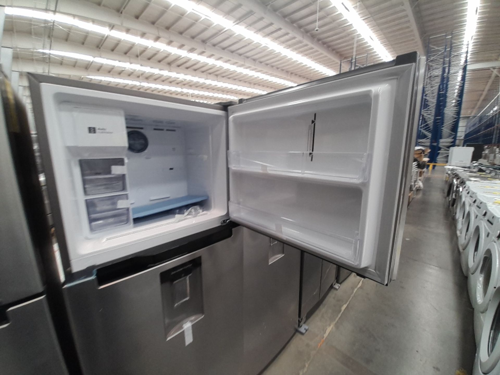 Lote de 2 refrigeradores contiene: 1 refrigerador con dispensador de agua Marca SAMSUNG, Modelo RT3 - Image 4 of 8