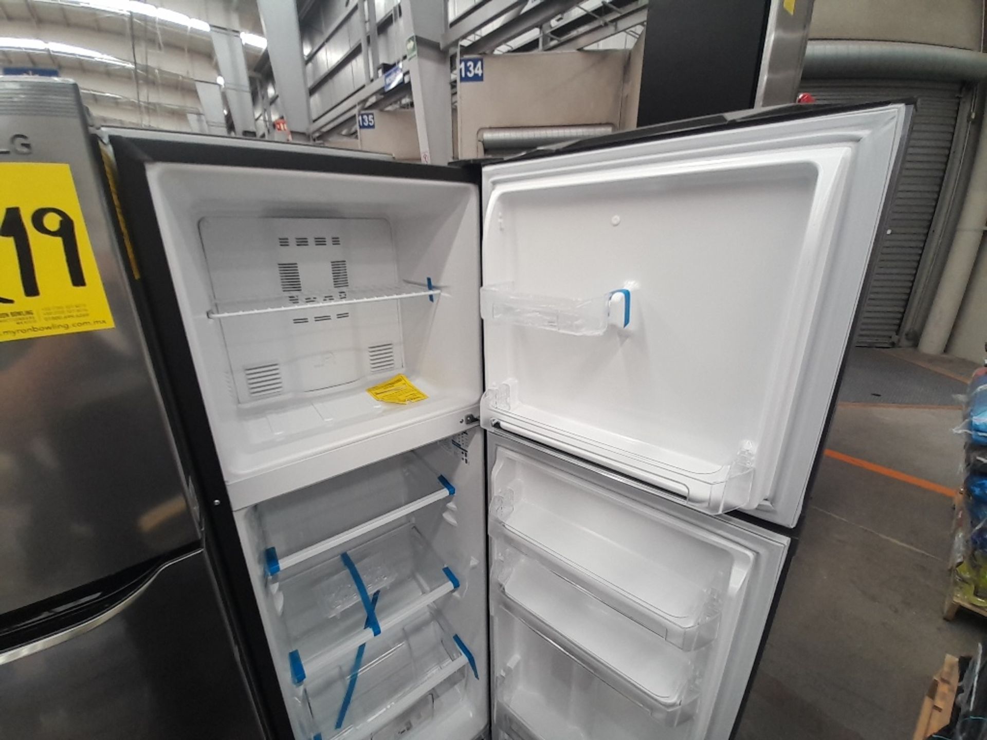 Lote de 2 refrigeradores contiene: 1 refrigerador Marca MABE, Modelo RMA250PVMR, Serie 610425, Colo - Image 4 of 8