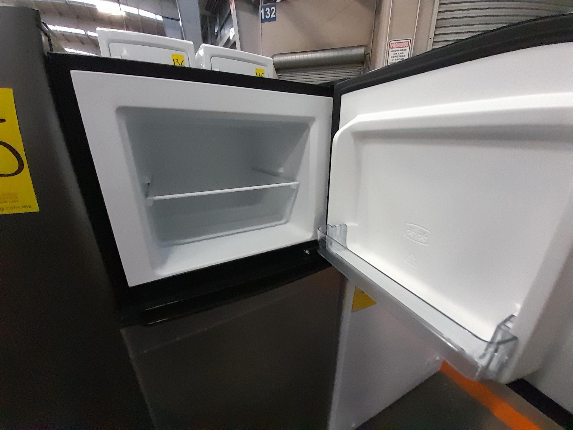 Lote de 3 refrigeradores contiene: 1 refrigerador Marca GALANZ, Modelo GLR55TS1, Serie ND, Color GR - Image 4 of 7