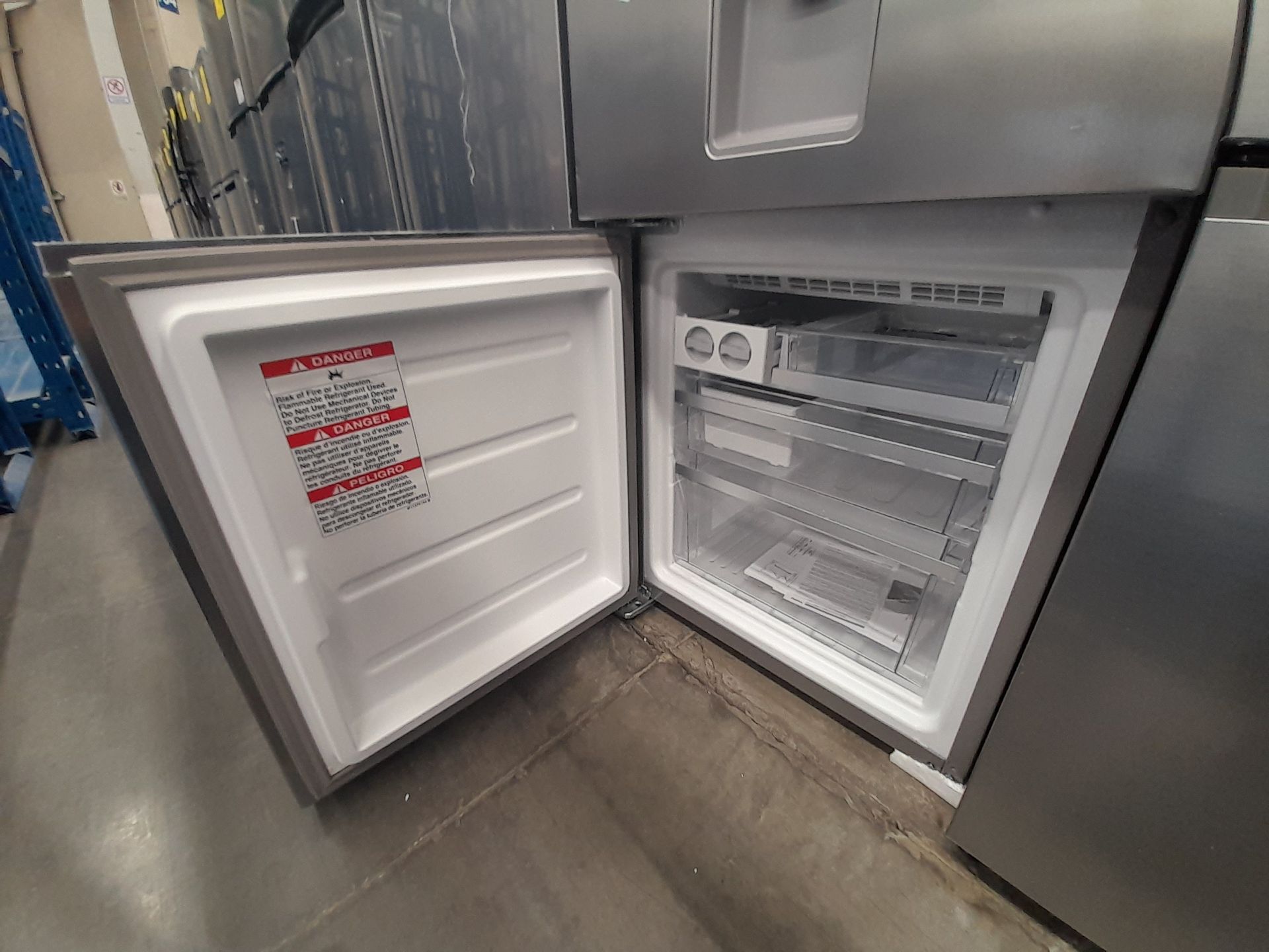 Lote de 1 refrigerador con dispensador de agua Marca WHIRPOOL, Modelo WB1333A, Serie 055134, Color - Image 5 of 6
