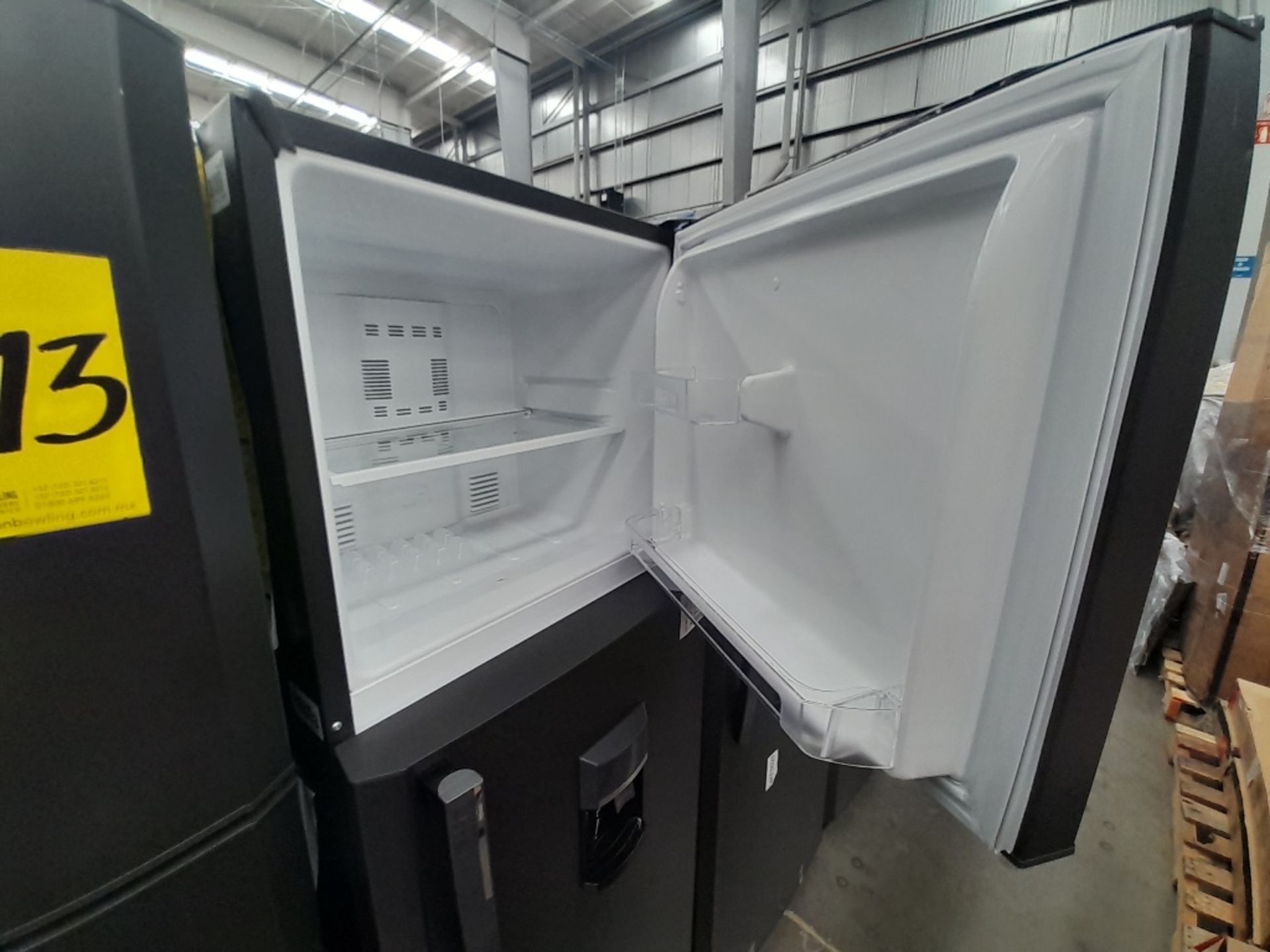 Lote de 2 refrigeradores contiene: 1 refrigerador con dispensador de agua Marca MABE, Modelo RMA300 - Image 6 of 8