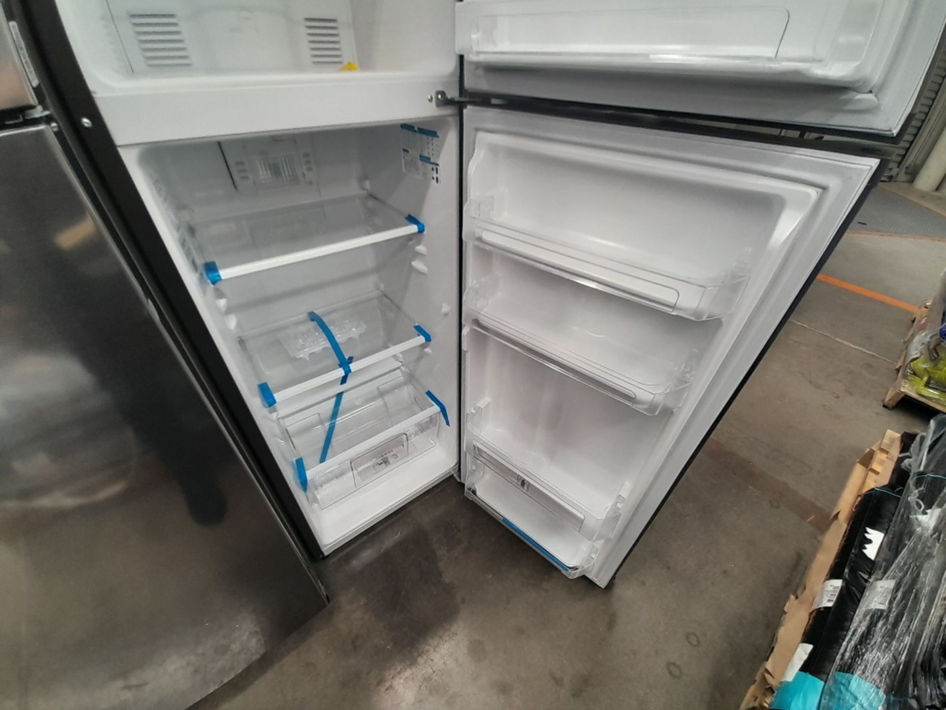 Lote de 2 refrigeradores contiene: 1 refrigerador Marca MABE, Modelo RMA250PVMR, Serie 610425, Colo - Image 5 of 8