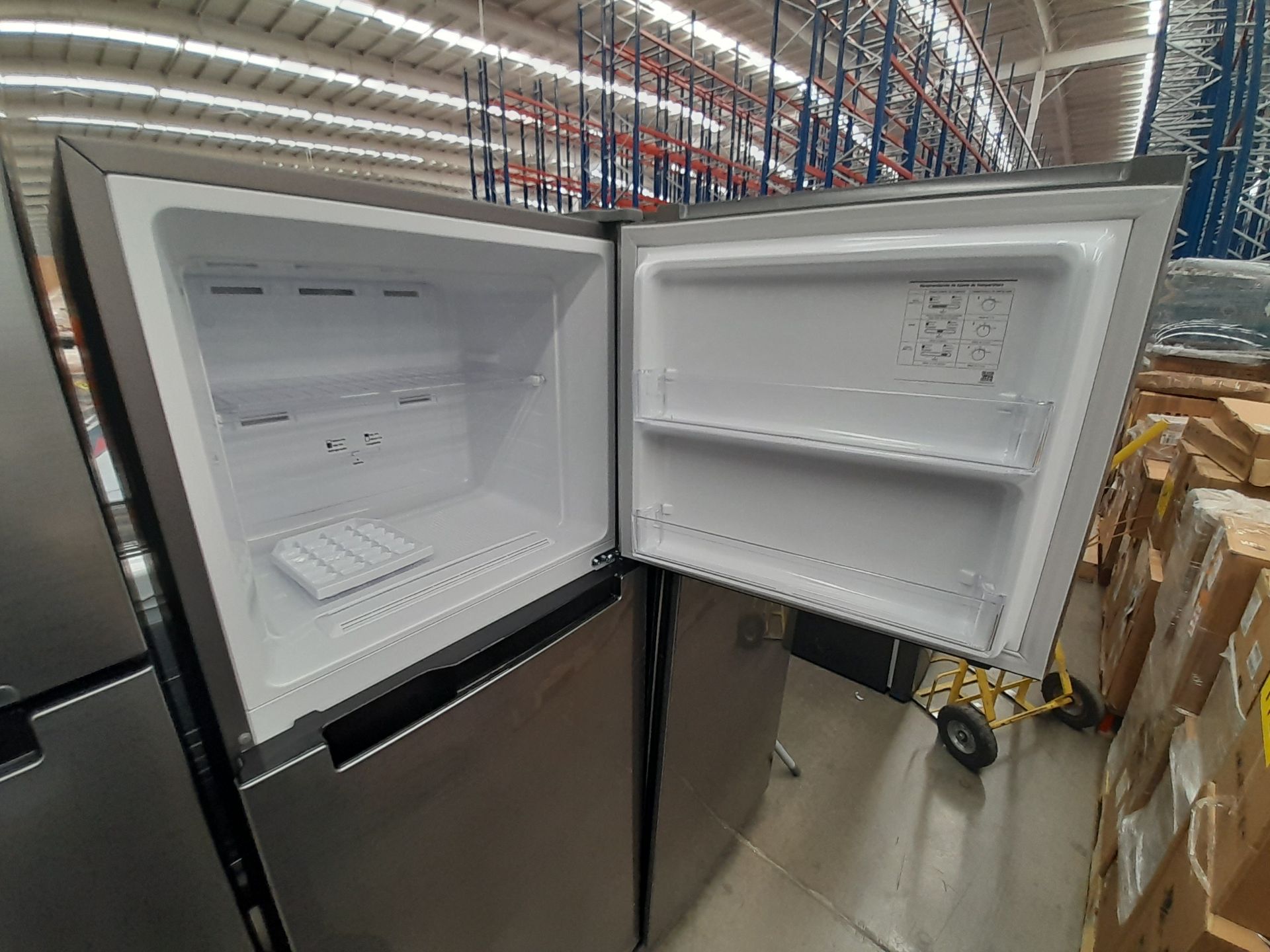 Lote de 2 refrigeradores contiene: 1 refrigerador Marca SAMSUNG, Modelo RT29A500JS8, Serie 03920W, - Image 4 of 8