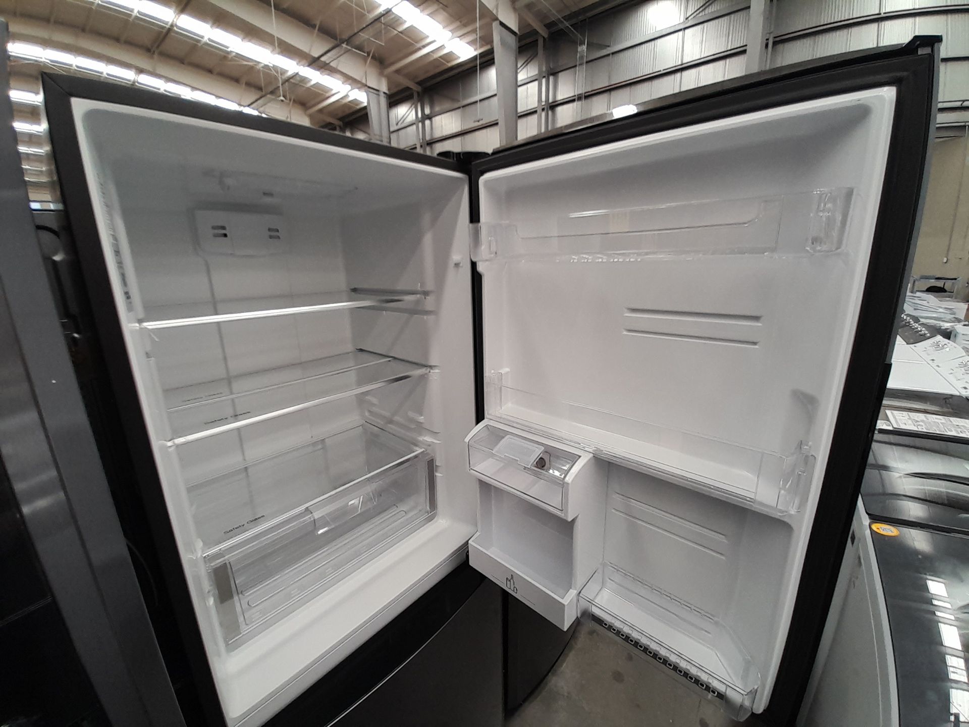 Lote de 2 refrigeradores contiene: 1 refrigerador con dispensador de agua Marca MABE, Modelo RMB520 - Image 5 of 9