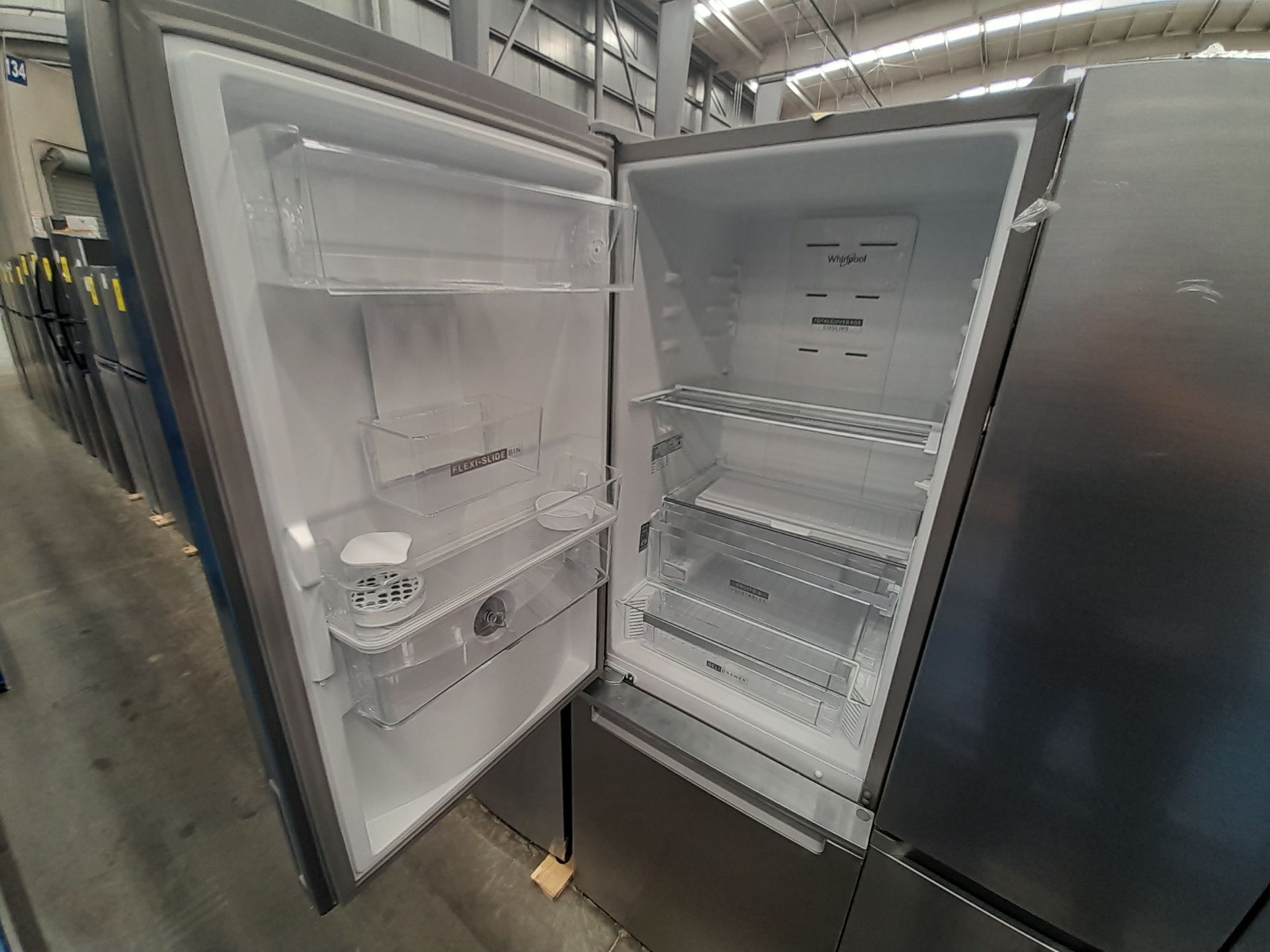 Lote de 1 refrigerador con dispensador de agua Marca WHIRPOOL, Modelo WB1333A, Serie 055134, Color - Image 4 of 6