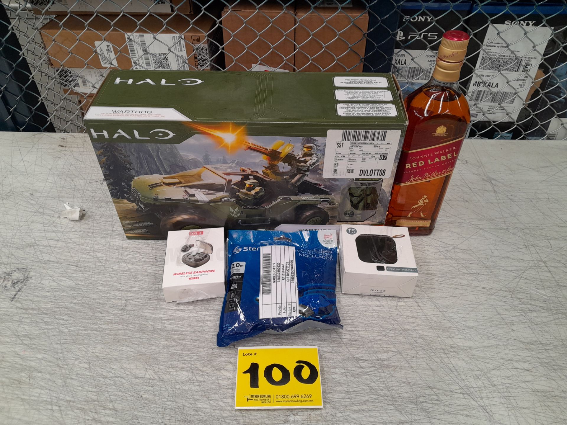 Lote de 5 artículos varios contiene: 1 juguete de HALO, 1 whiskey RED LABEL, 1 cable HDMI, 1 bocina