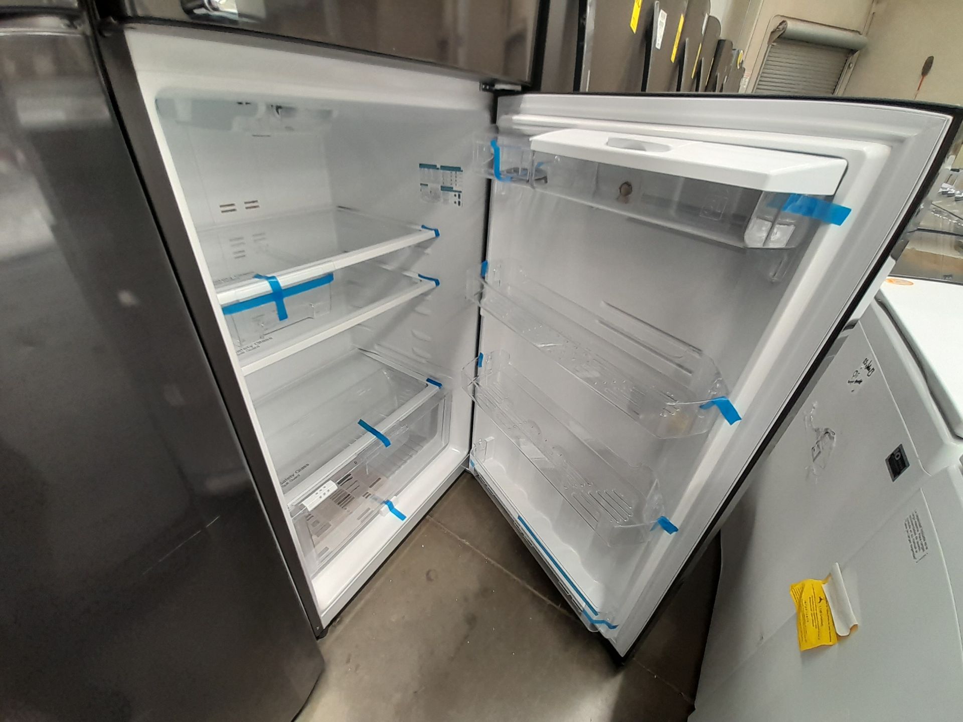 Lote de 2 refrigeradores contiene: 1 refrigerador con dispensador de agua Marca MABE, Modelo RMT510 - Image 7 of 8