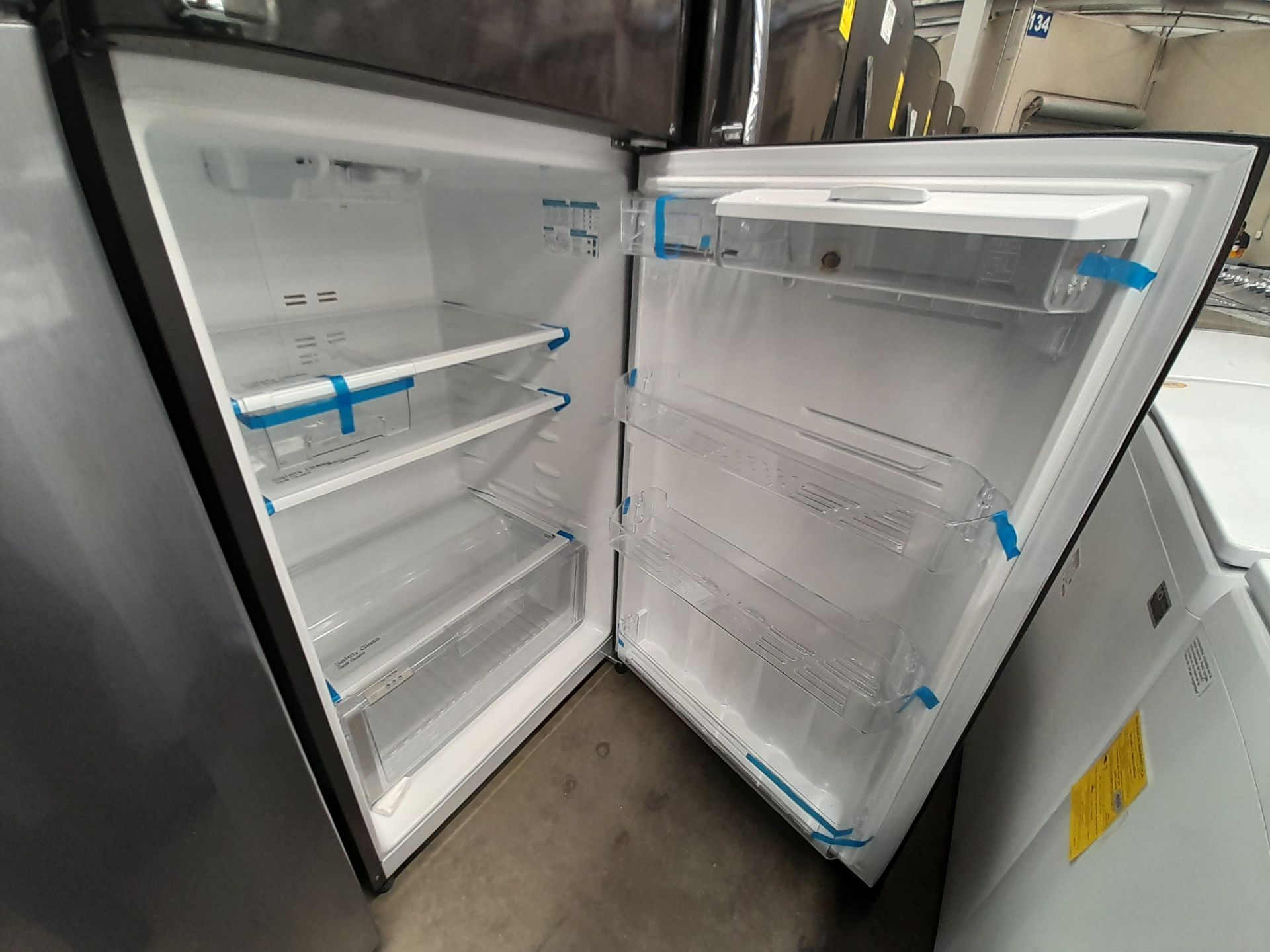 Lote de 2 refrigeradores contiene: 1 refrigerador con dispensador de agua Marca MABE, Modelo RMT510 - Image 5 of 8