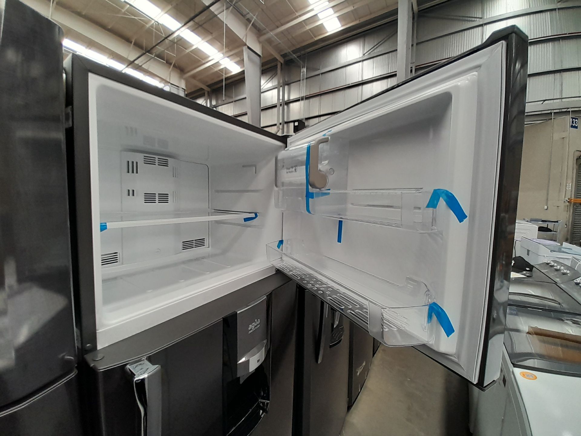 Lote de 2 refrigeradores contiene: 1 refrigerador con dispensador de agua Marca MABE, Modelo RMT510 - Image 6 of 8