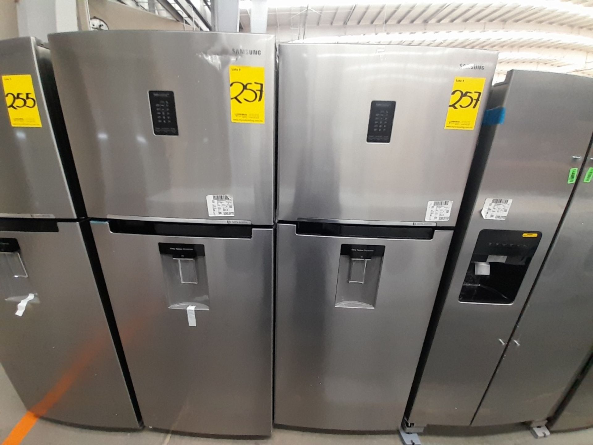 Lote de 2 refrigeradores contiene: 1 refrigerador con dispensador de agua Marca SAMSUNG, Modelo RT3