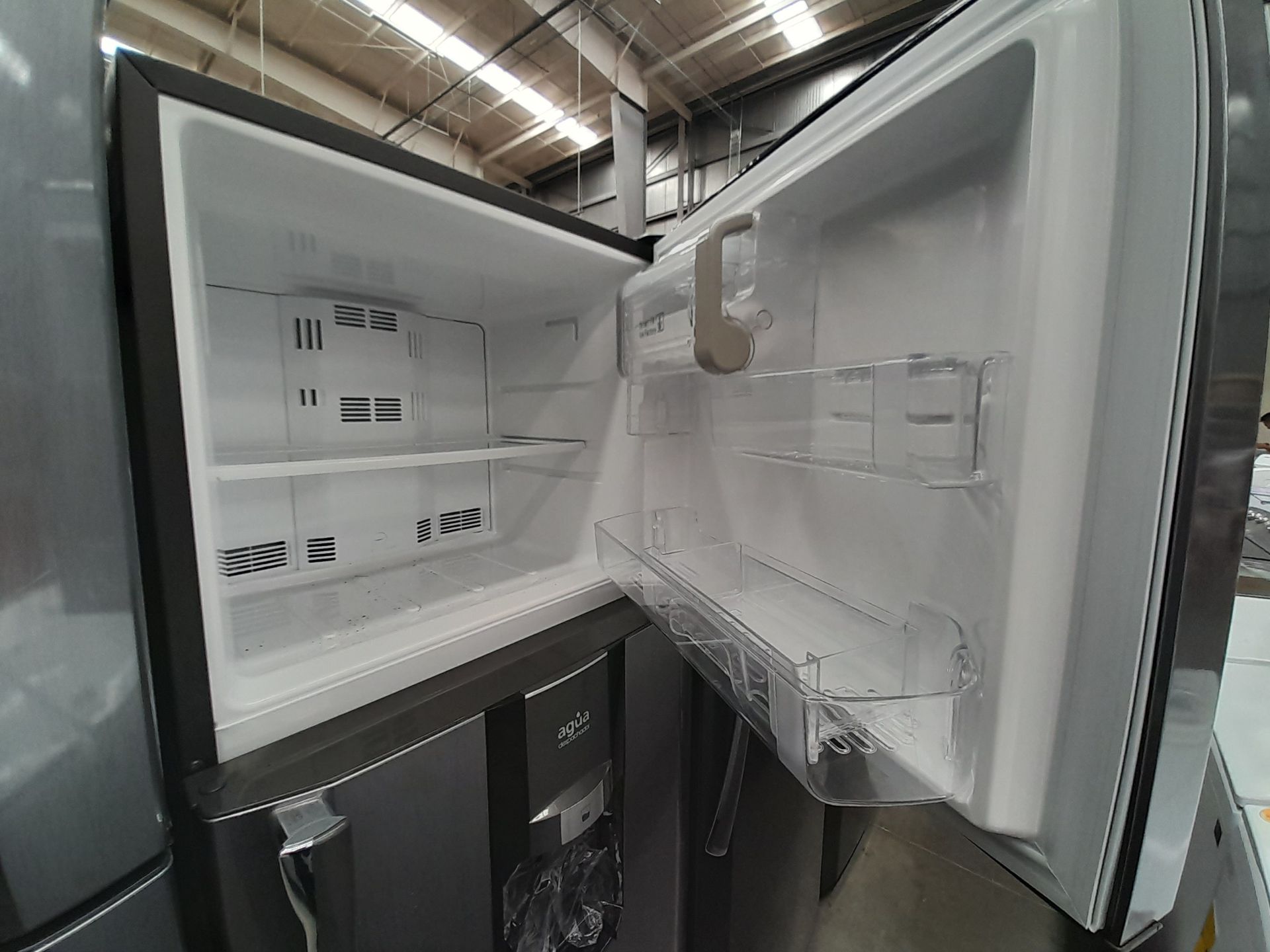 Lote de 2 refrigeradores contiene: 1 refrigerador con dispensador de agua Marca MABE, Modelo RMT400 - Image 6 of 8