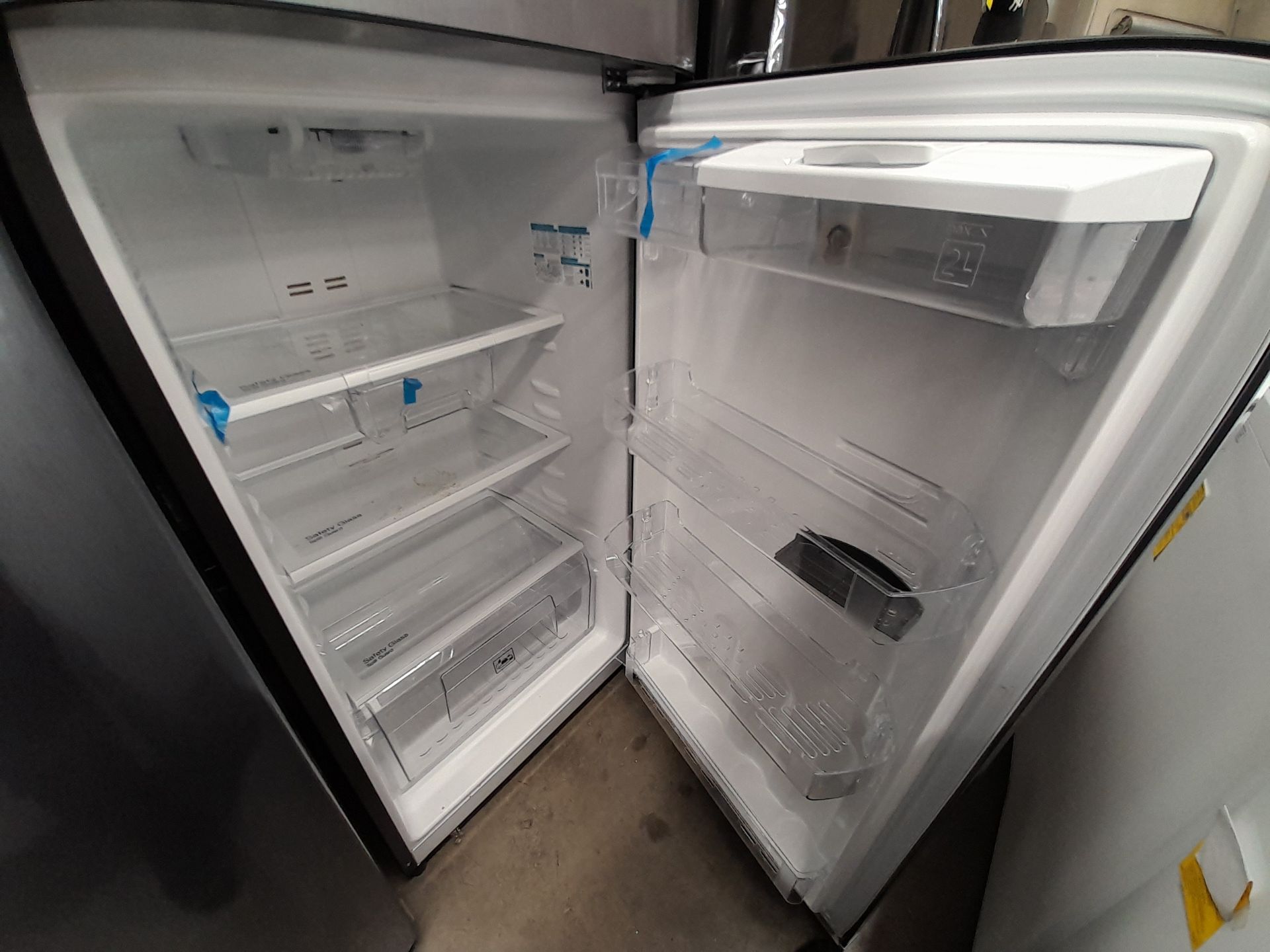 Lote de 2 refrigeradores contiene: 1 refrigerador con dispensador de agua Marca MABE, Modelo RMT400 - Image 7 of 8