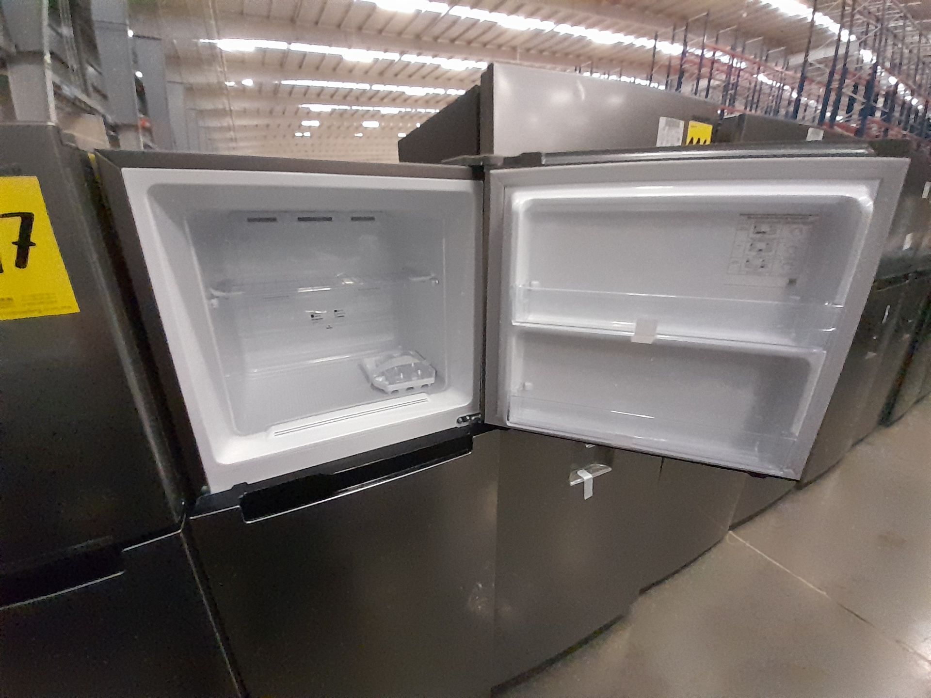 Lote de 2 refrigeradores contiene: 1 refrigerador Marca SAMSUNG, Modelo RT29A500JS8, Serie 00836J, - Image 4 of 8