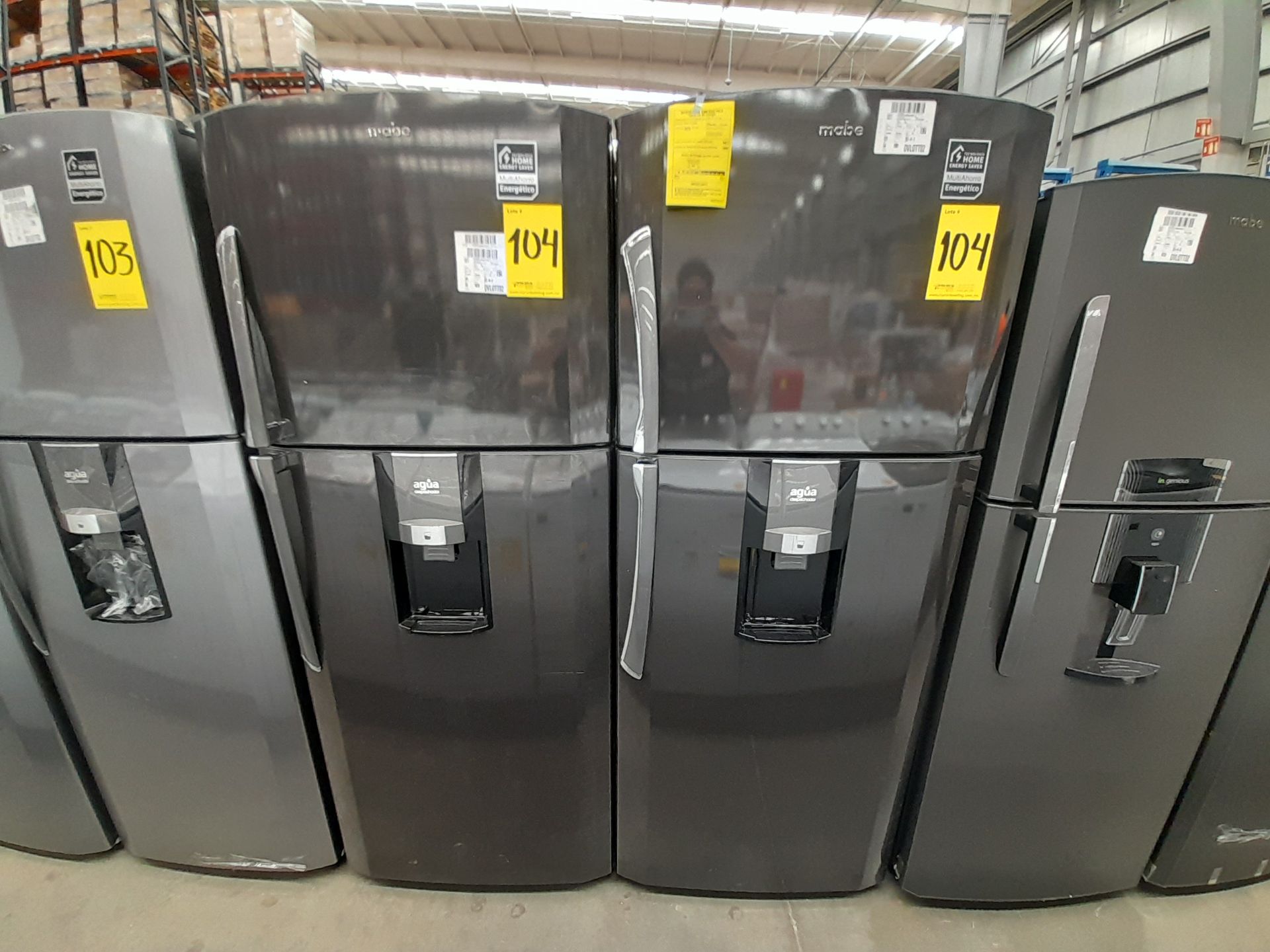 Lote de 2 refrigeradores contiene: 1 refrigerador con dispensador de agua Marca MABE, Modelo RMT510