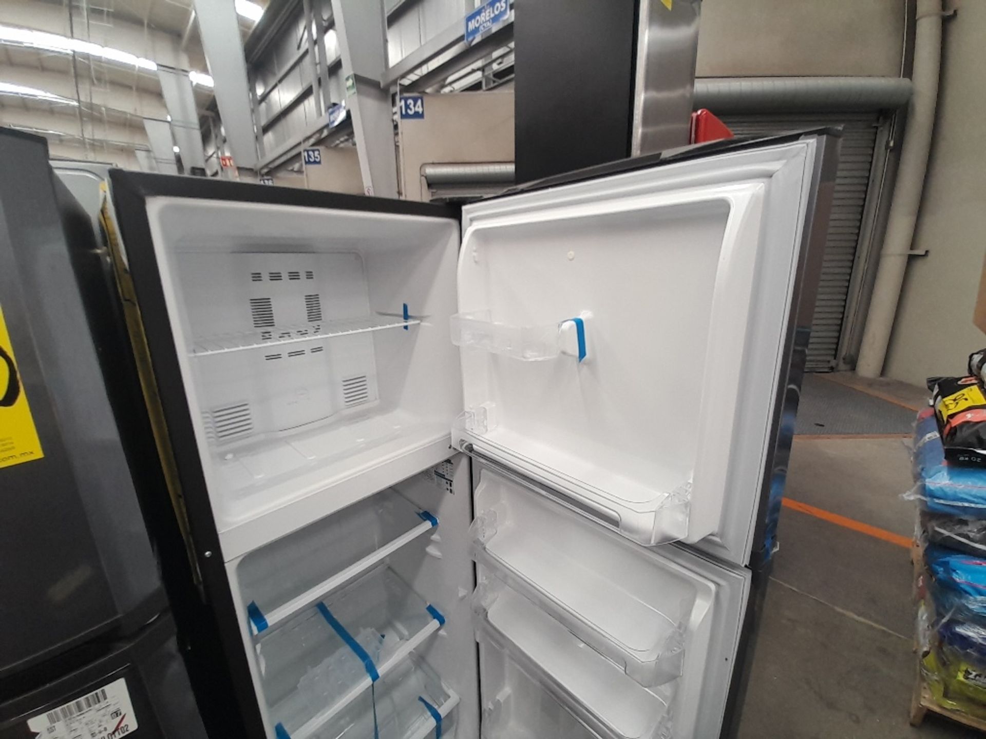 Lote de 2 refrigeradores contiene: 1 refrigerador Marca MABE, Modelo RMA250PVMR, Serie 610425, Colo - Image 6 of 8