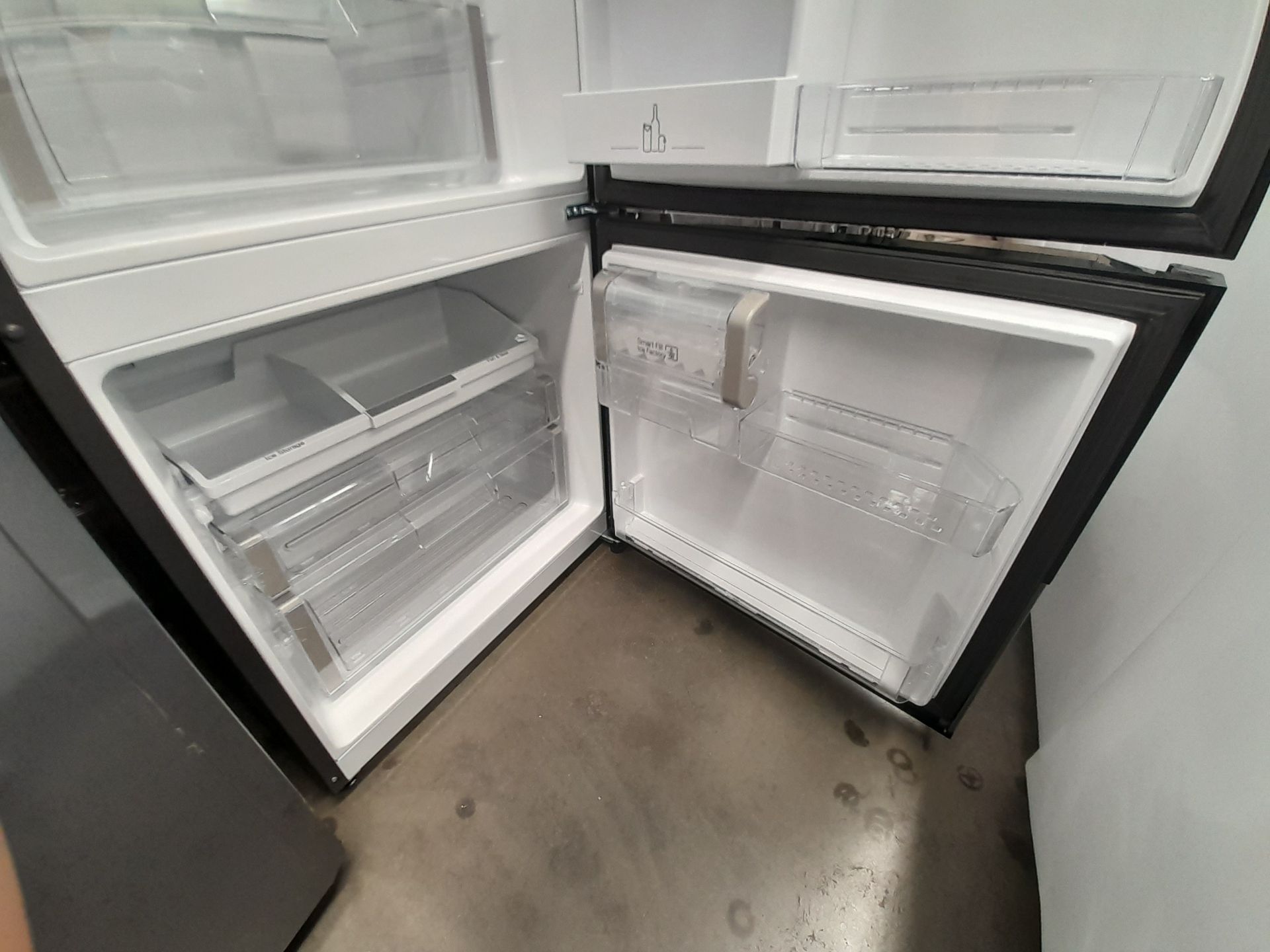Lote de 2 refrigeradores contiene: 1 refrigerador con dispensador de agua Marca MABE, Modelo RMB520 - Image 6 of 9