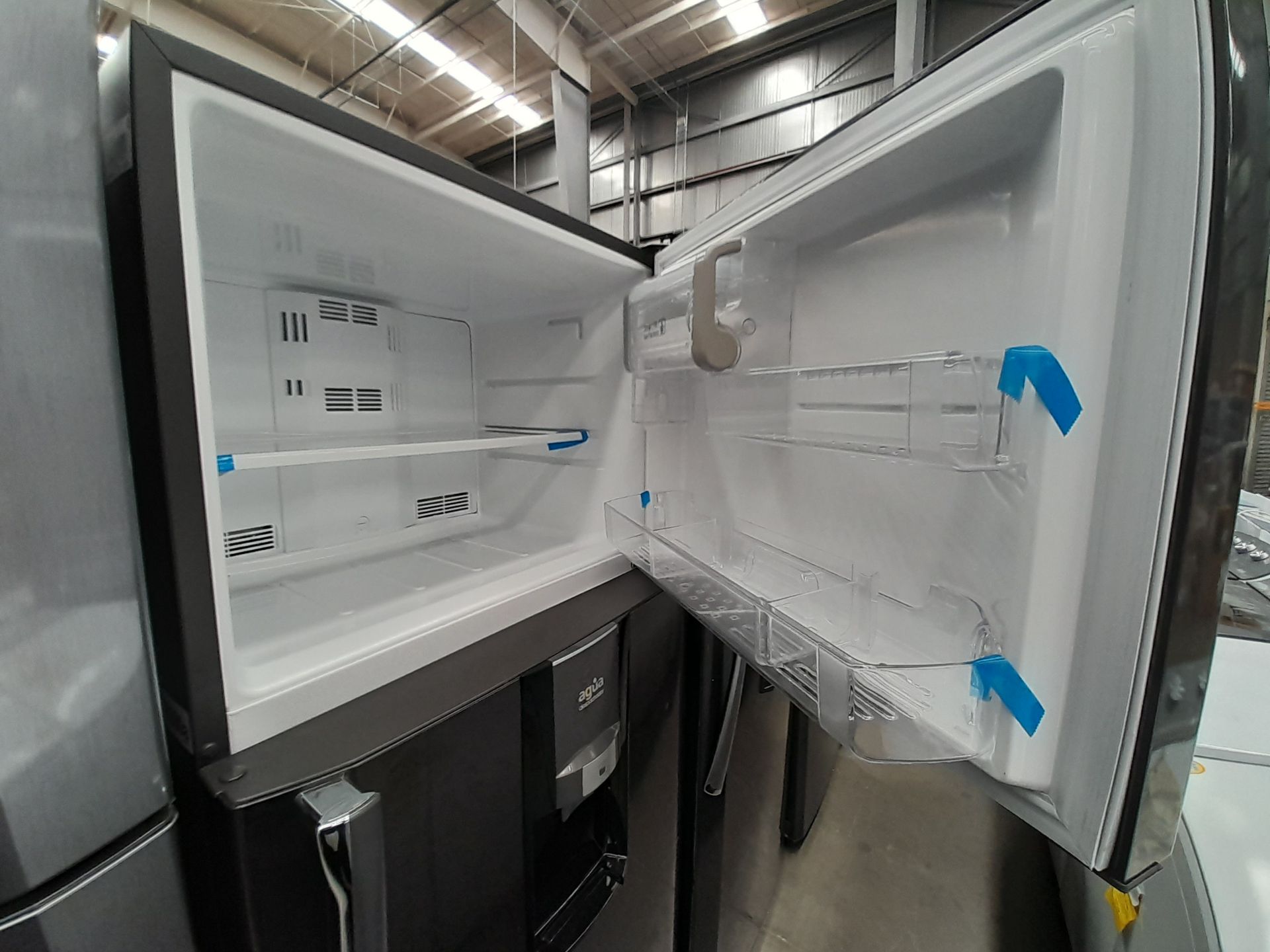 Lote de 2 refrigeradores contiene: 1 refrigerador con dispensador de agua Marca MABE, Modelo RMT510 - Image 4 of 8