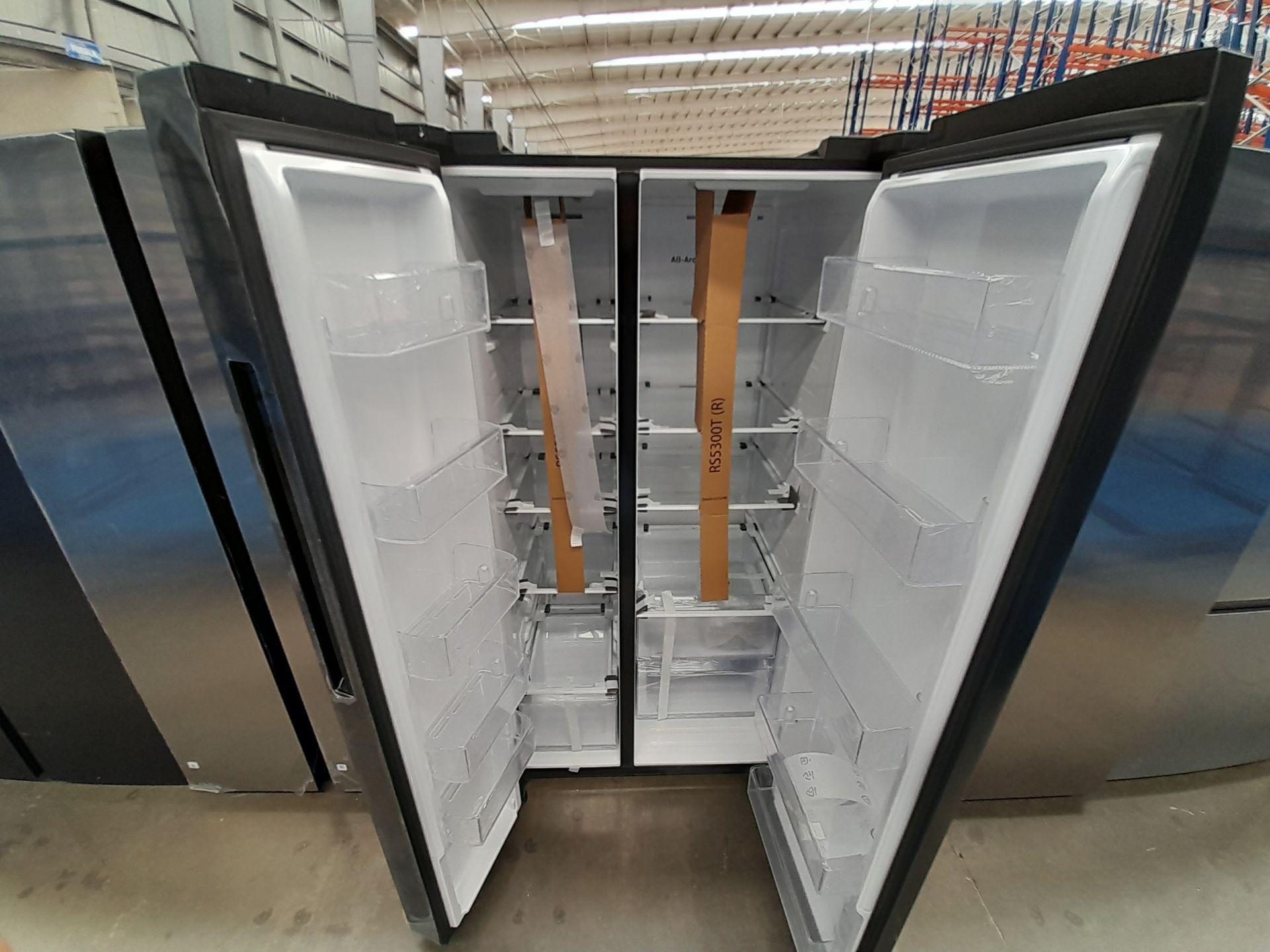 Lote de 1 refrigerador Marca SAMSUNG, Modelo RS28T5B00B1, Serie 0118T, Color GRIS (No se asegur - Image 4 of 5
