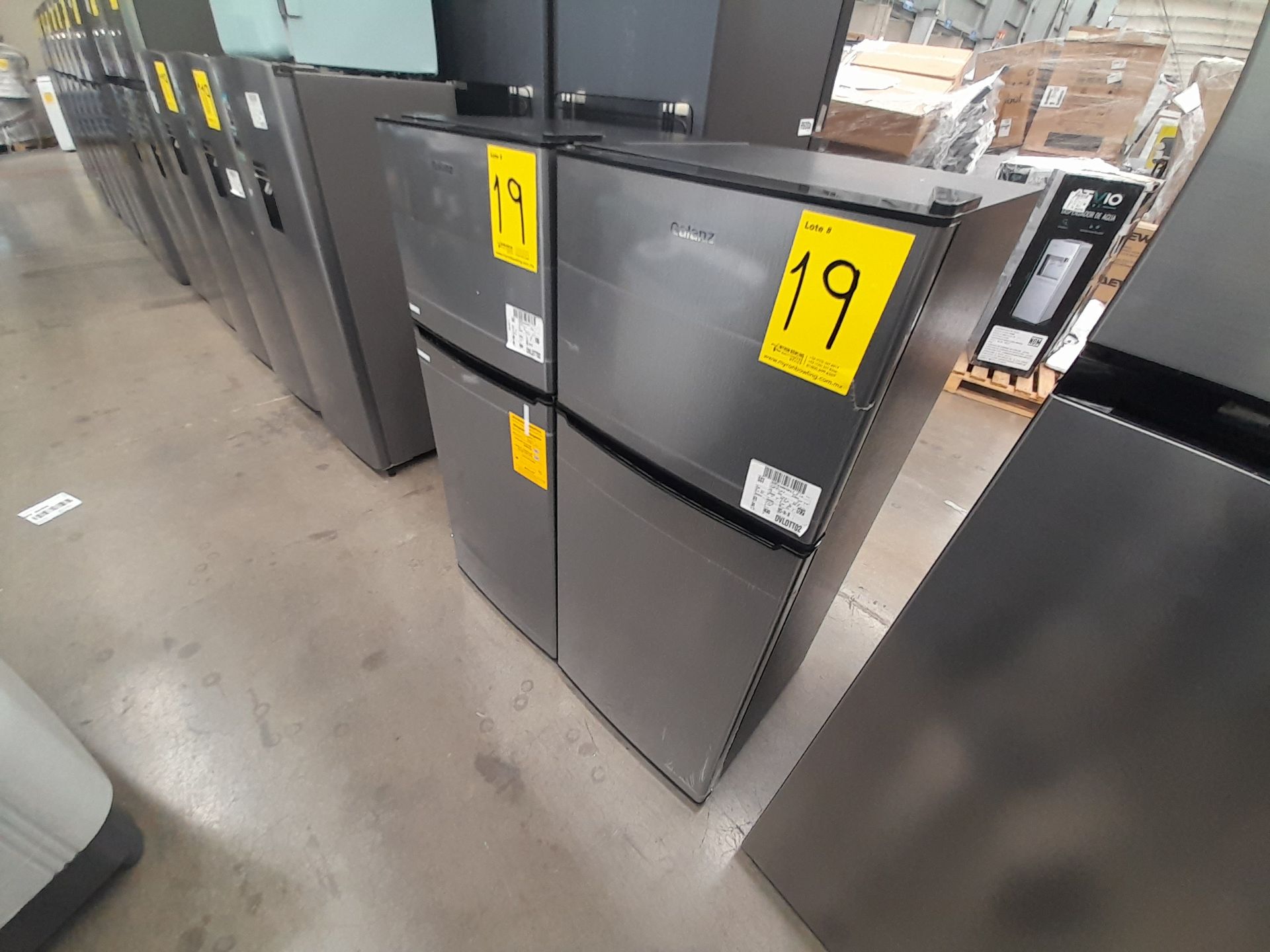 Lote de 2 refrigeradores contiene: 1 refrigerador Marca GALANZ, Modelo GLR55TS1, Serie ND, Colo - Image 2 of 8