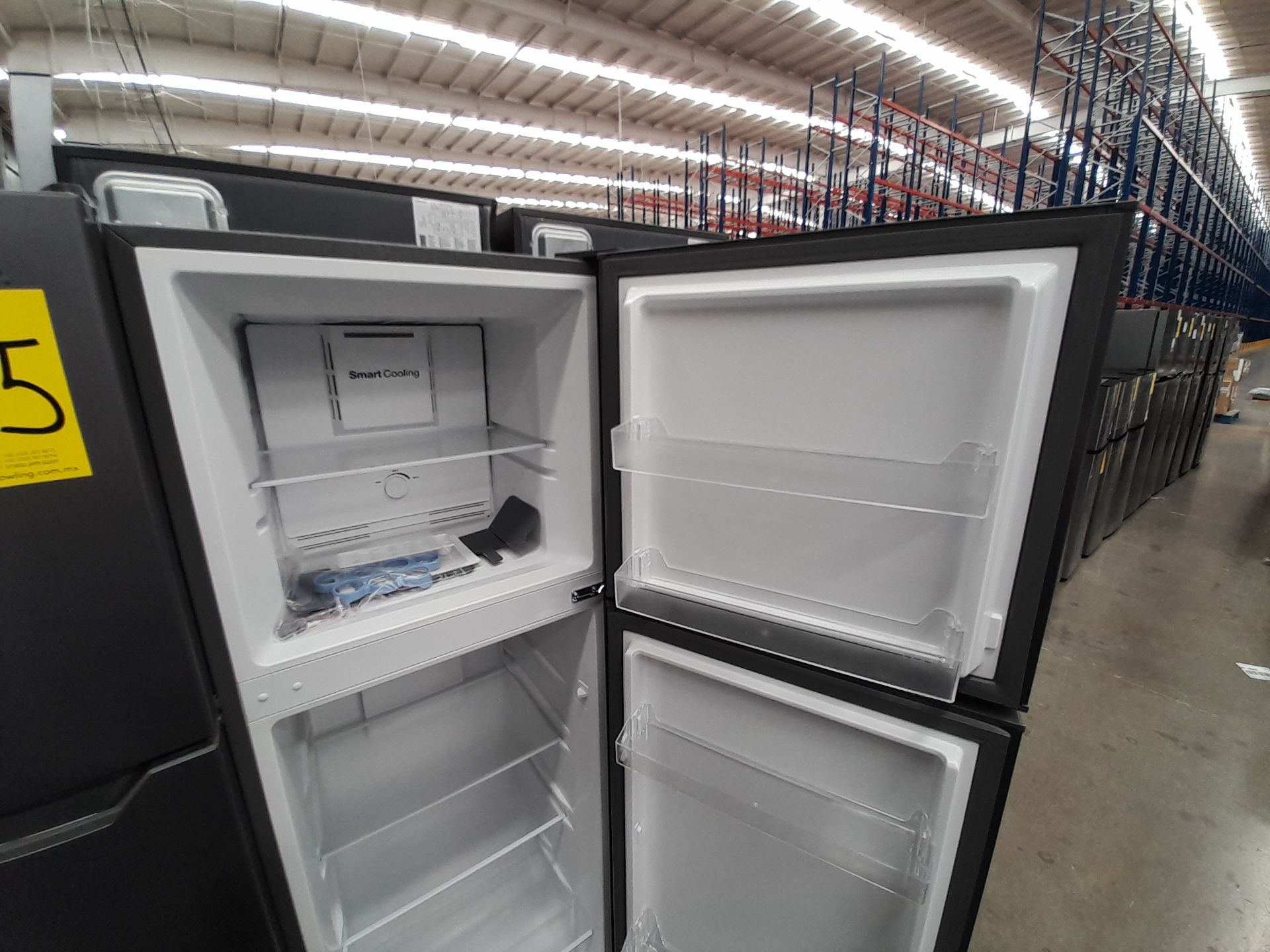 Lote de 2 refrigeradores contiene: 1 refrigerador Marca WINIA, Modelo WRT9000AMMX, Serie ND, Co - Image 6 of 8