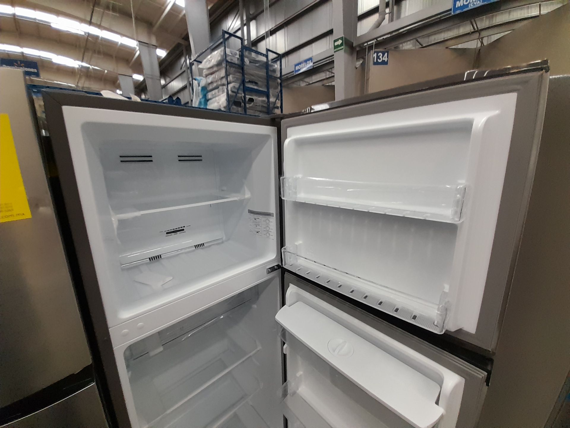 Lote de 2 refrigeradores contiene: 1 refrigerador con dispensador de agua Marca HISENSE, Modelo - Image 4 of 8