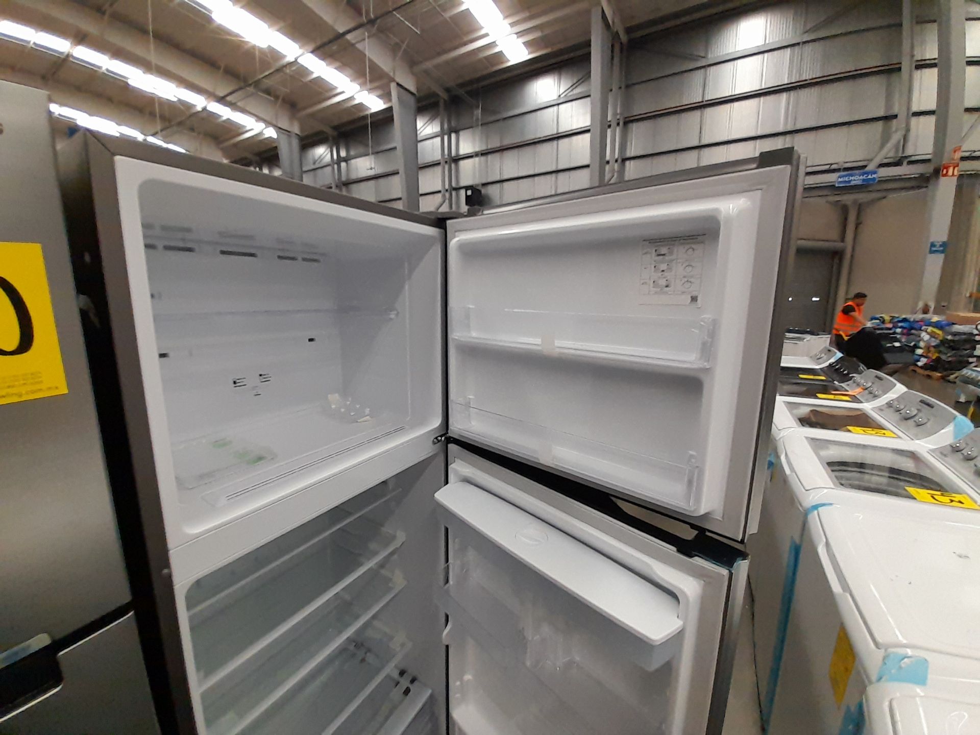 Lote de 1 refrigerador con dispensador de agua Marca SAMSUNG, Modelo RT38A571JS9, Serie 00110V, - Image 4 of 6