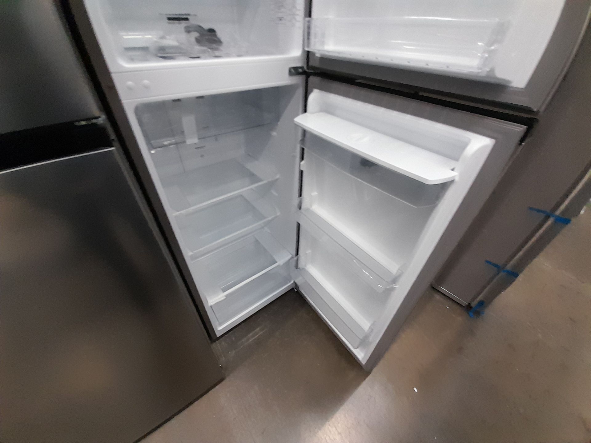 Lote de 2 refrigeradores contiene: 1 refrigerador con dispensador de agua Marca HISENSE, Modelo - Image 7 of 8