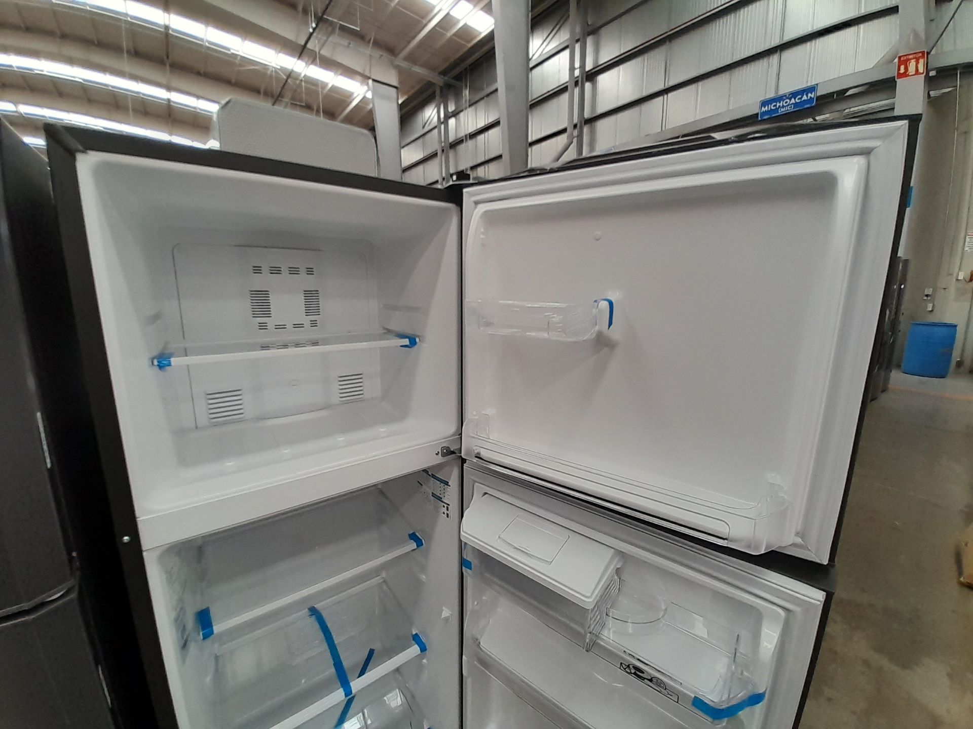 Lote de 2 refrigeradores contiene: 1 refrigerador con dispensador de agua Marca MABE, Modelo RM - Image 4 of 8